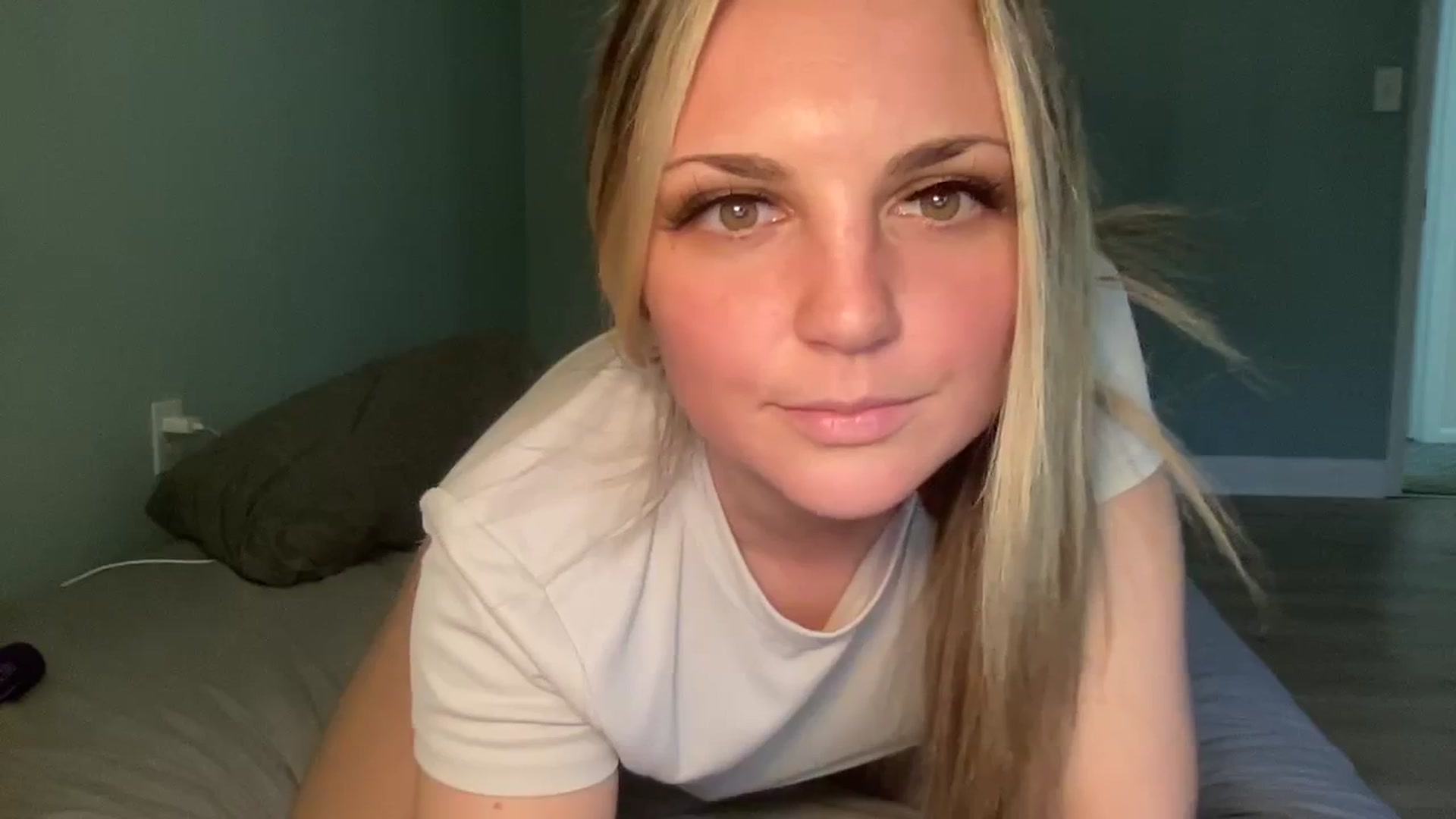 Gallery image thumbnail from Hayleebaby's myfreecams stream on, 03/25/2024, 18:35 image 17 of 20