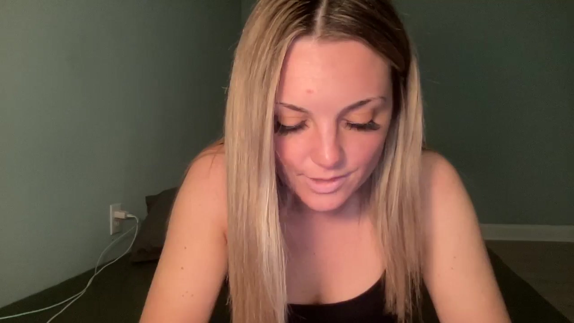 Gallery image thumbnail from Hayleebaby's myfreecams stream on, 05/15/2024, 19:06 image 18 of 20