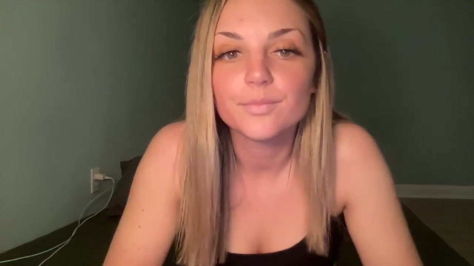 Gallery image thumbnail from Hayleebaby's myfreecams stream on, 05/15/2024, 19:06 image 16 of 20
