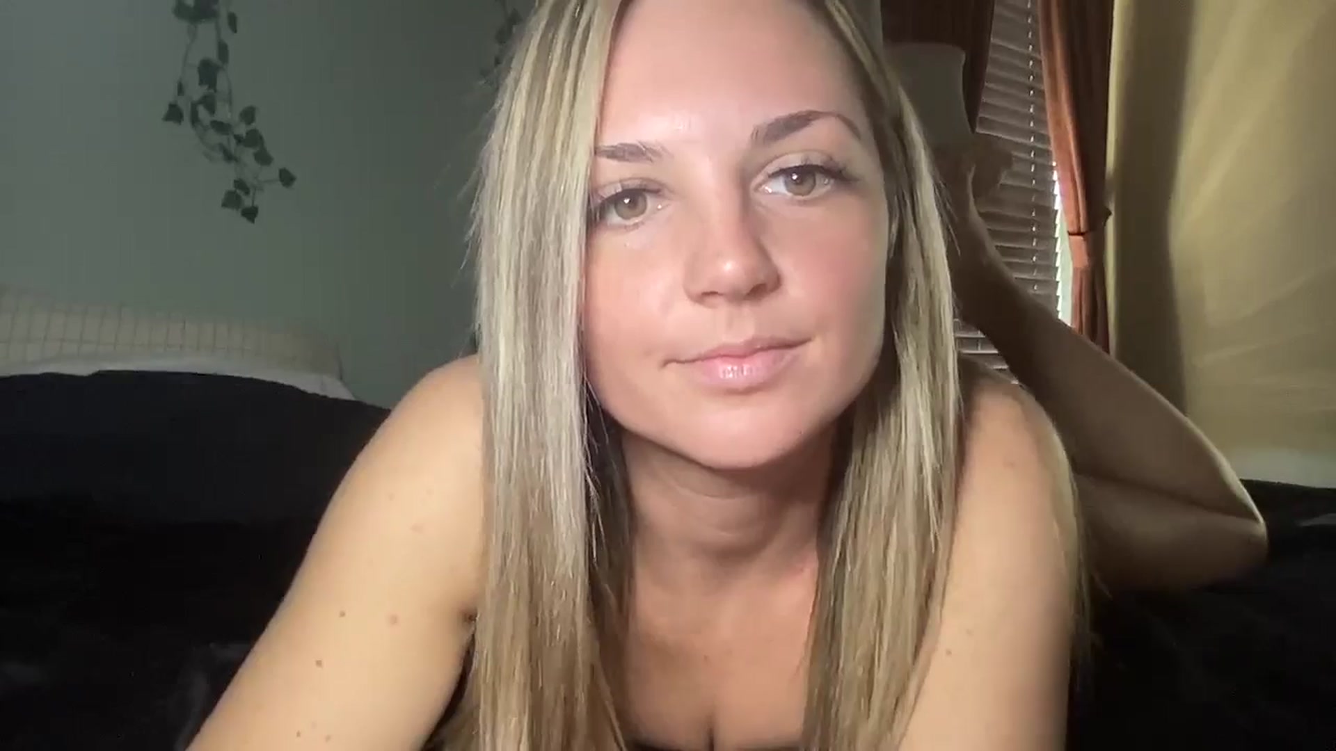 Gallery image thumbnail from Hayleebaby's myfreecams stream on, 10/18/2024, 16:33 image 17 of 20