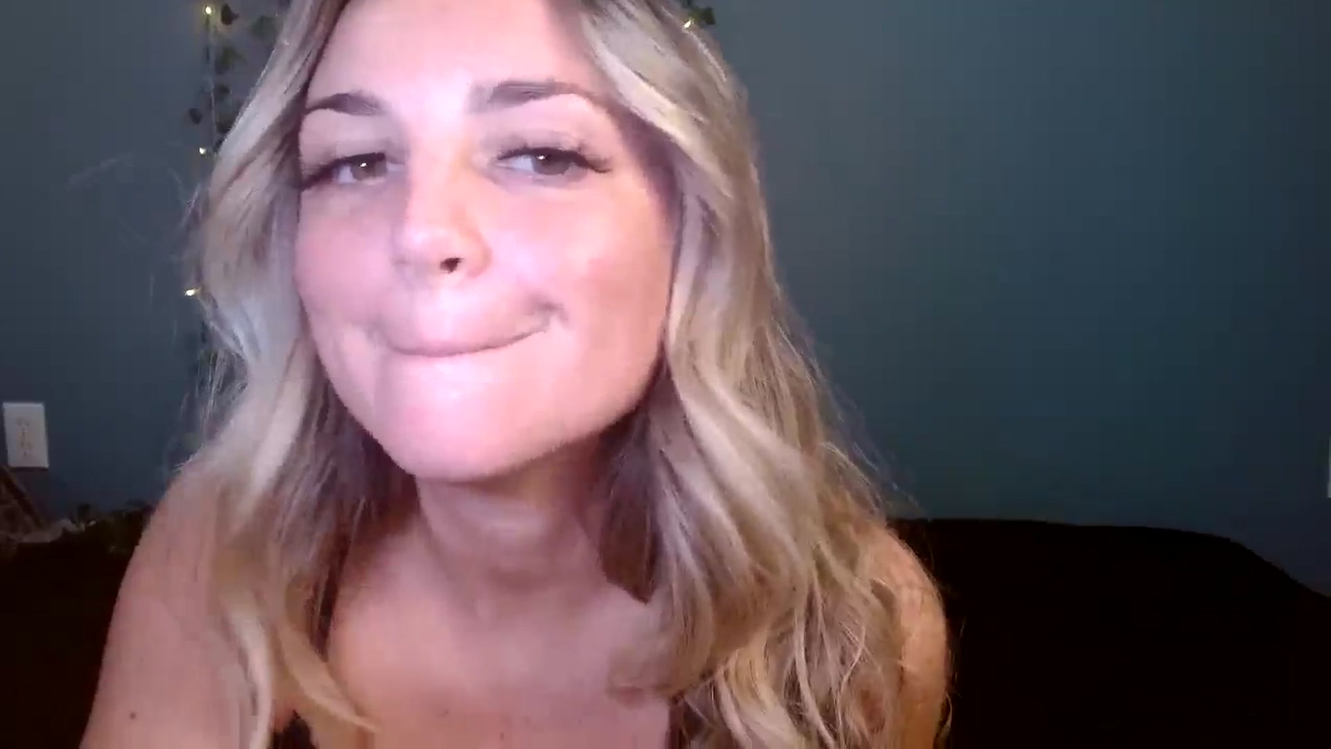 Gallery image thumbnail from Hayleebaby's myfreecams stream on, 11/10/2025, 17:59 image 10 of 20