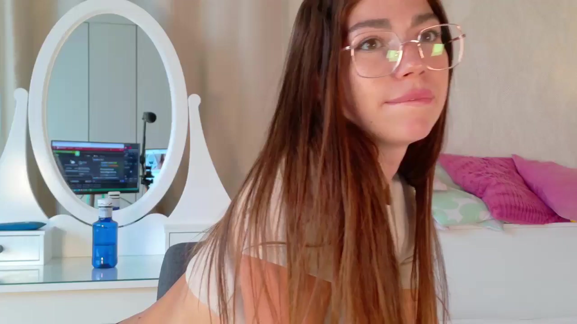 Gallery image thumbnail from Hayleeex's myfreecams stream on, 10/10/2024, 15:10 image 1 of 20