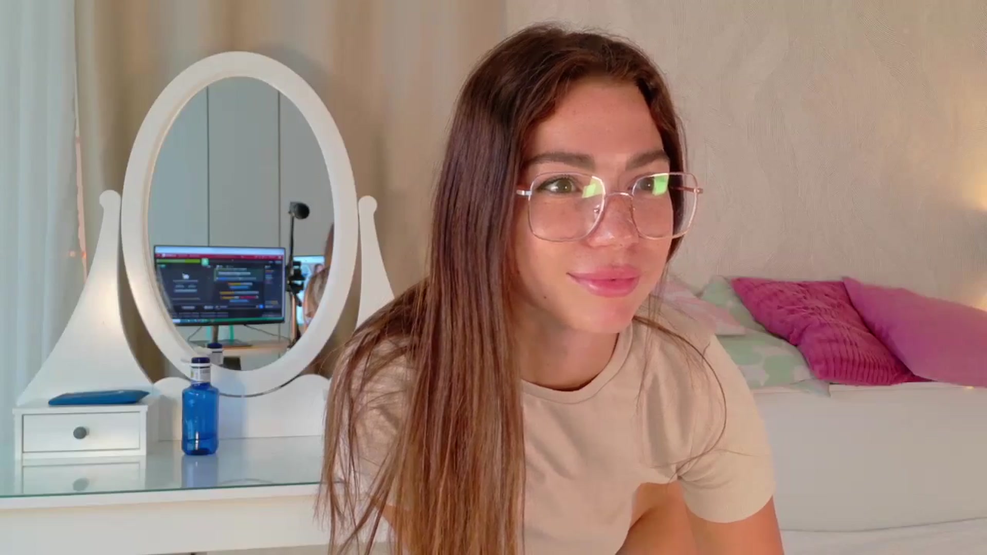 Gallery image thumbnail from Hayleeex's myfreecams stream on, 10/10/2024, 15:10 image 17 of 20