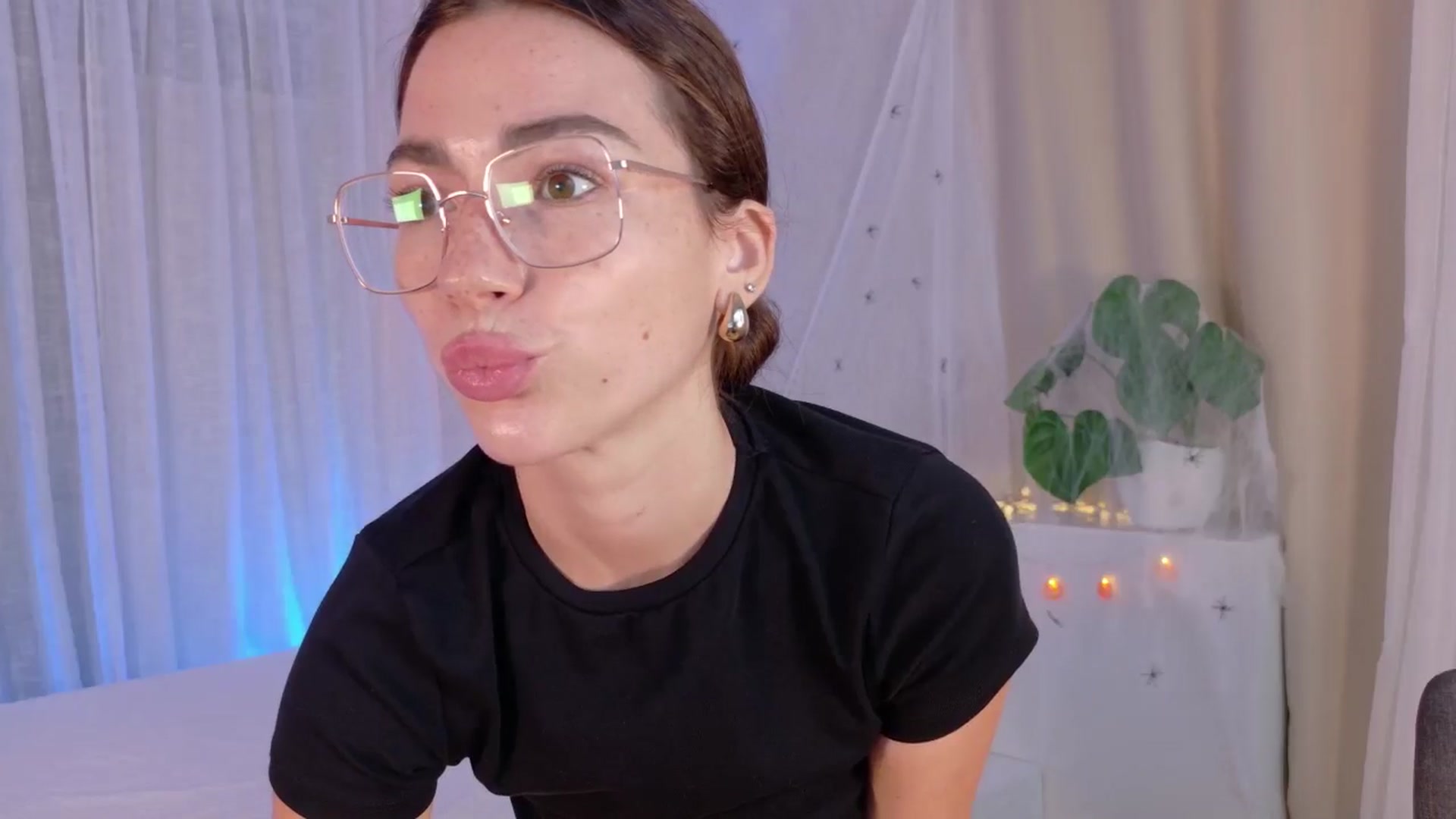 Gallery image thumbnail from Hayleeex's myfreecams stream on, 10/31/2024, 15:28 image 9 of 20