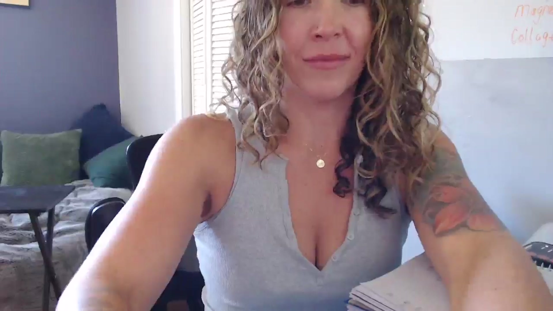 Gallery image thumbnail from HazelJane7's myfreecams stream on, 10/03/2025, 19:03 image 19 of 20