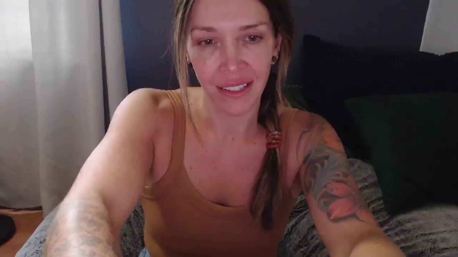Gallery image thumbnail from HazelJane7's myfreecams stream on, 10/08/2025, 17:20 image 13 of 20