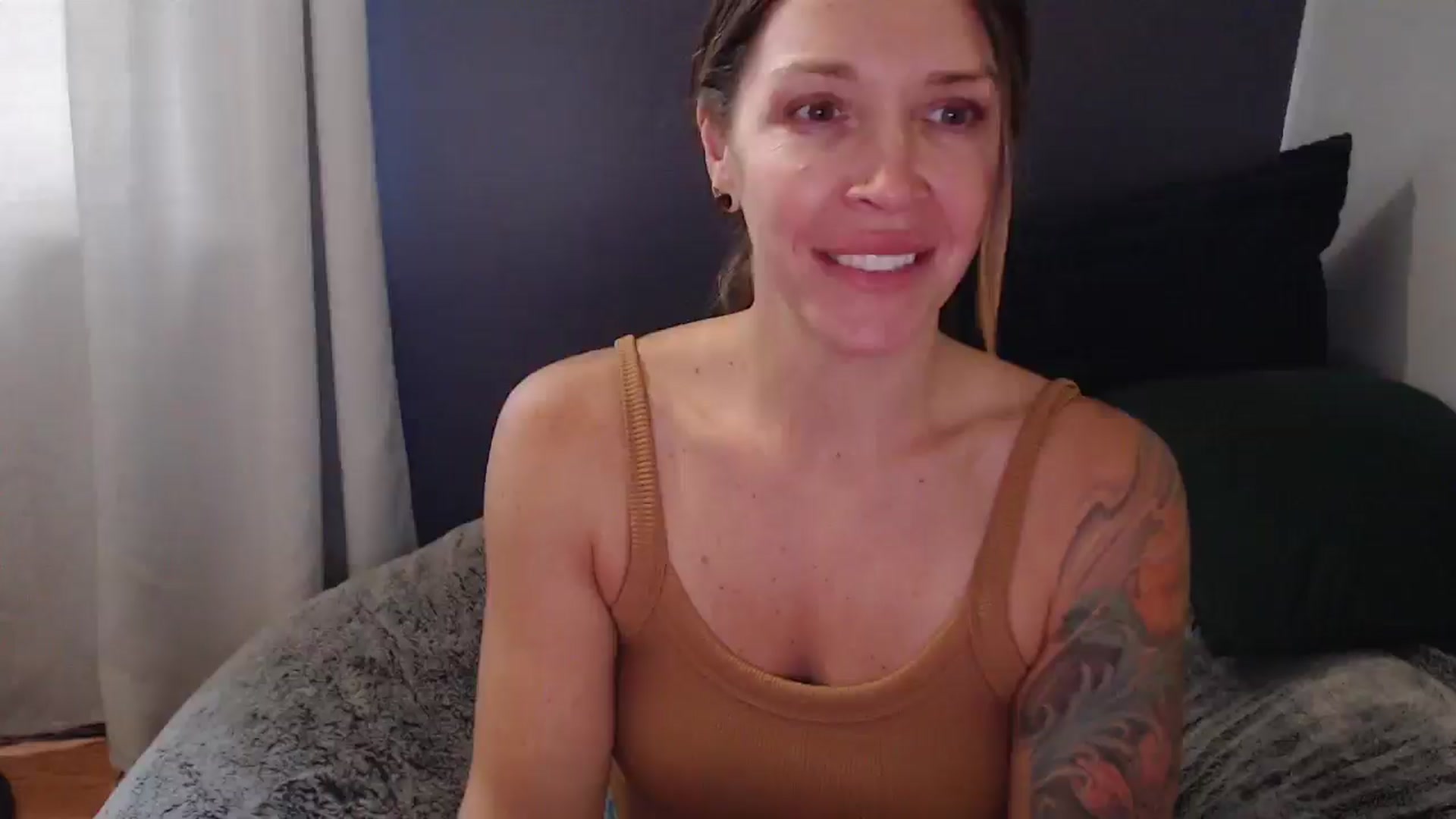 Gallery image thumbnail from HazelJane7's myfreecams stream on, 10/08/2025, 18:01 image 13 of 20