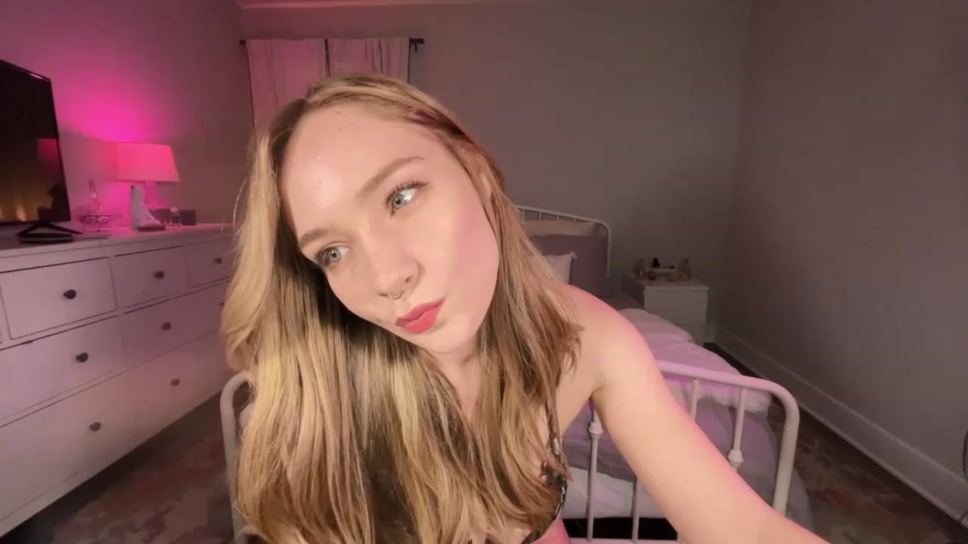 Gallery image thumbnail from HazelTaylorX's myfreecams stream on, 02/26/2023, 02:22 image 4 of 20