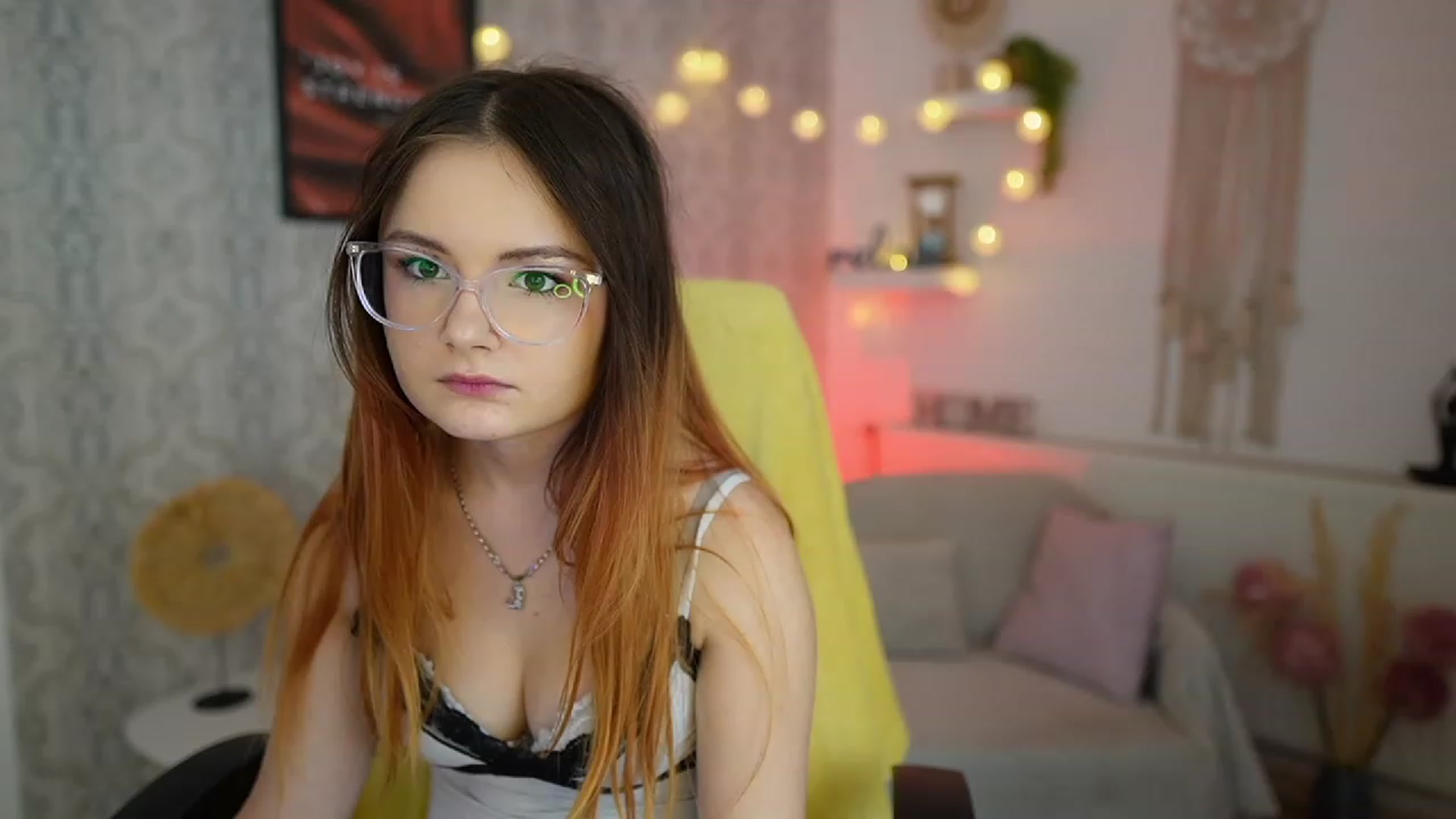 Gallery image thumbnail from Hazel_Moore18's myfreecams stream on, 09/18/2023, 10:13 image 6 of 20