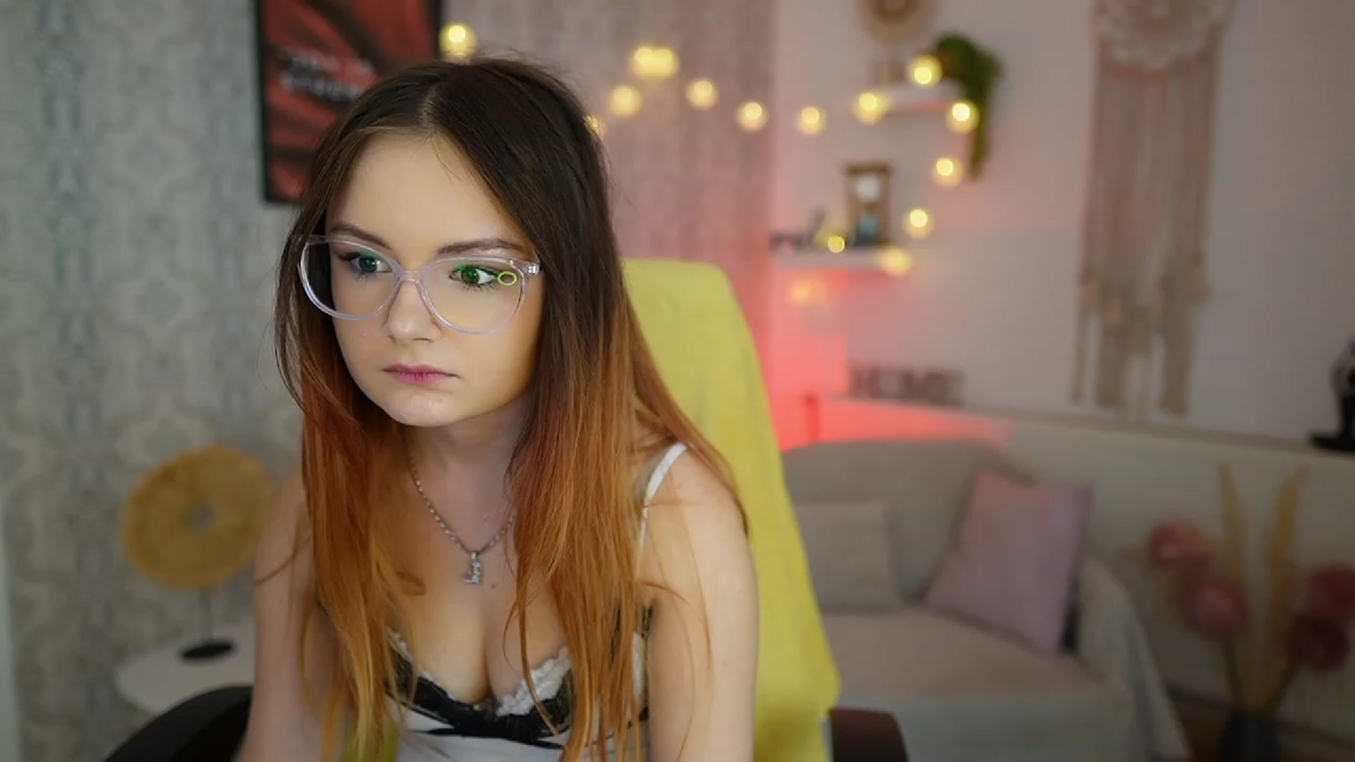 Gallery image thumbnail from Hazel_Moore18's myfreecams stream on, 09/18/2023, 10:13 image 8 of 20
