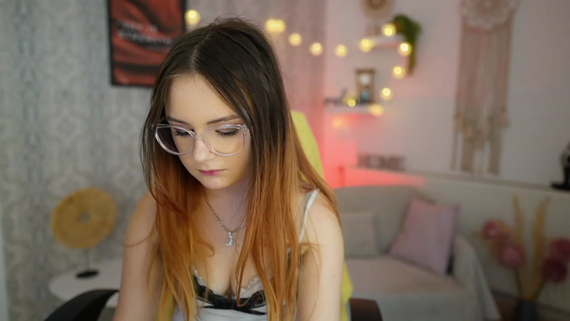 Gallery image thumbnail from Hazel_Moore18's myfreecams stream on, 09/18/2023, 10:13 image 9 of 20