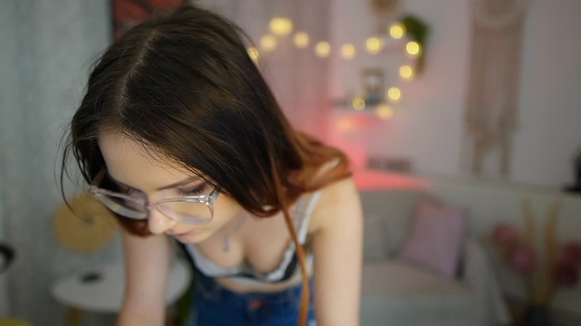 Gallery image thumbnail from Hazel_Moore18's myfreecams stream on, 09/18/2023, 12:25 image 17 of 20