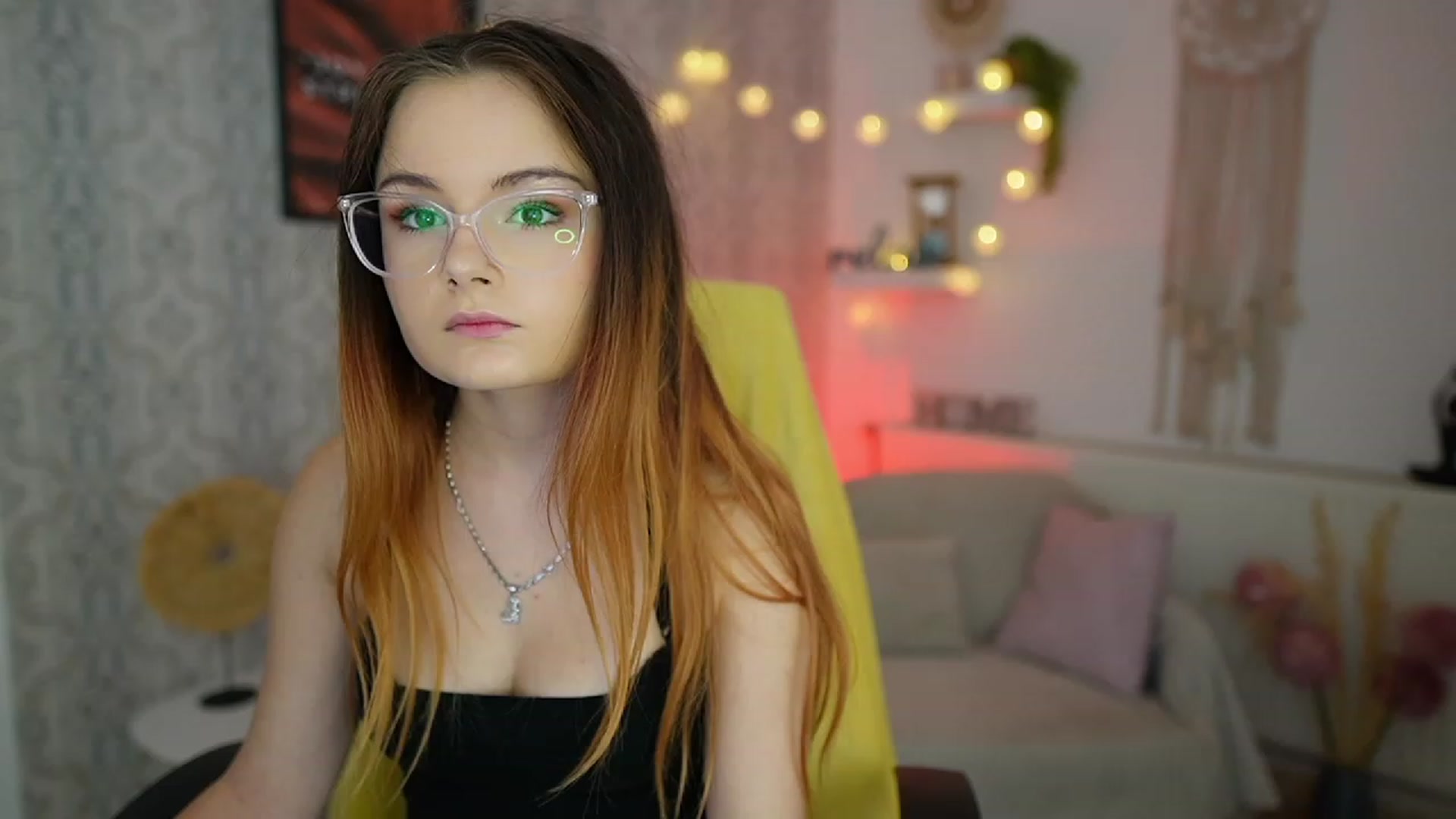 Gallery image thumbnail from Hazel_Moore18's myfreecams stream on, 09/19/2023, 09:10 image 4 of 20