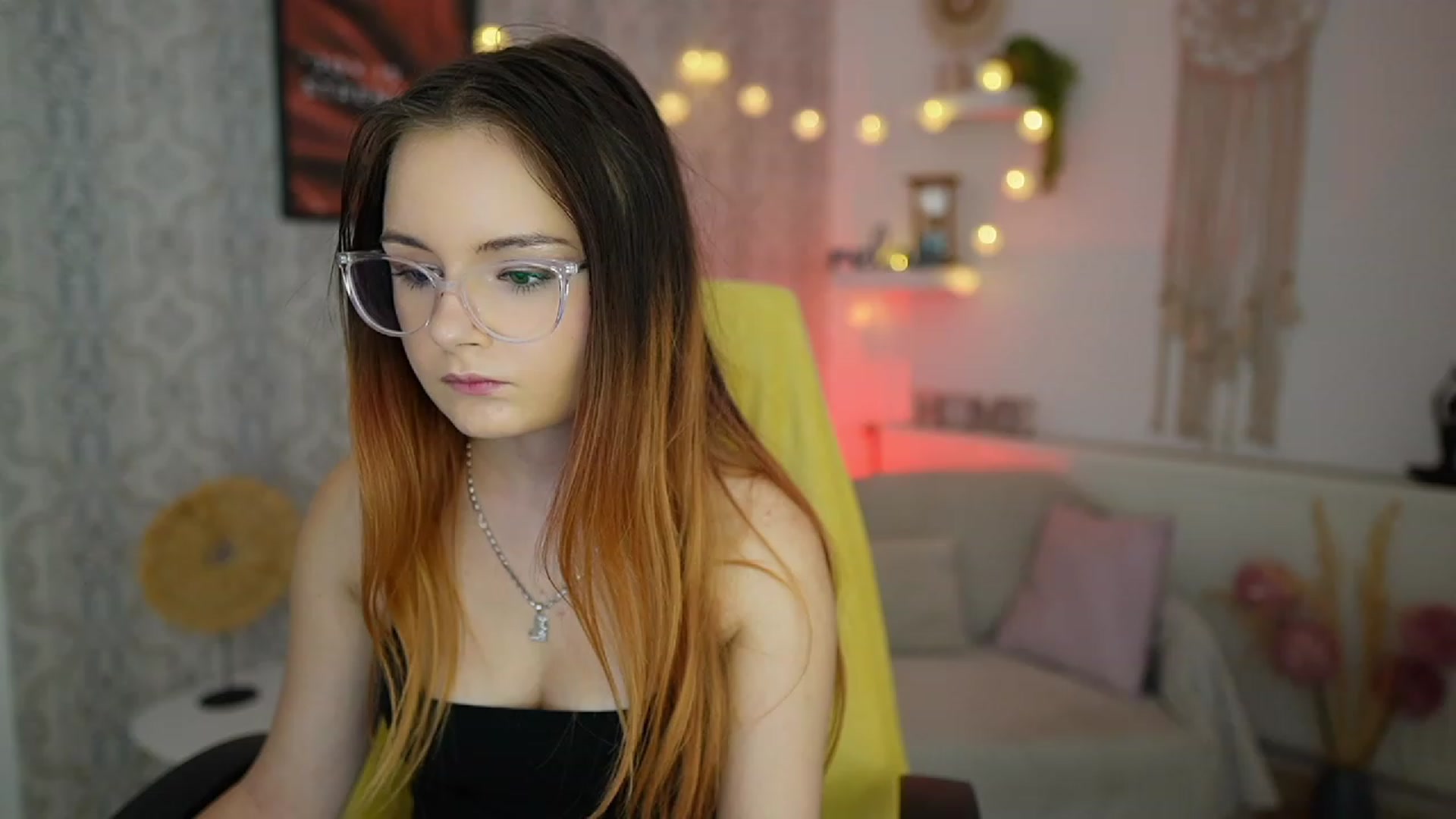 Gallery image thumbnail from Hazel_Moore18's myfreecams stream on, 09/19/2023, 09:10 image 6 of 20