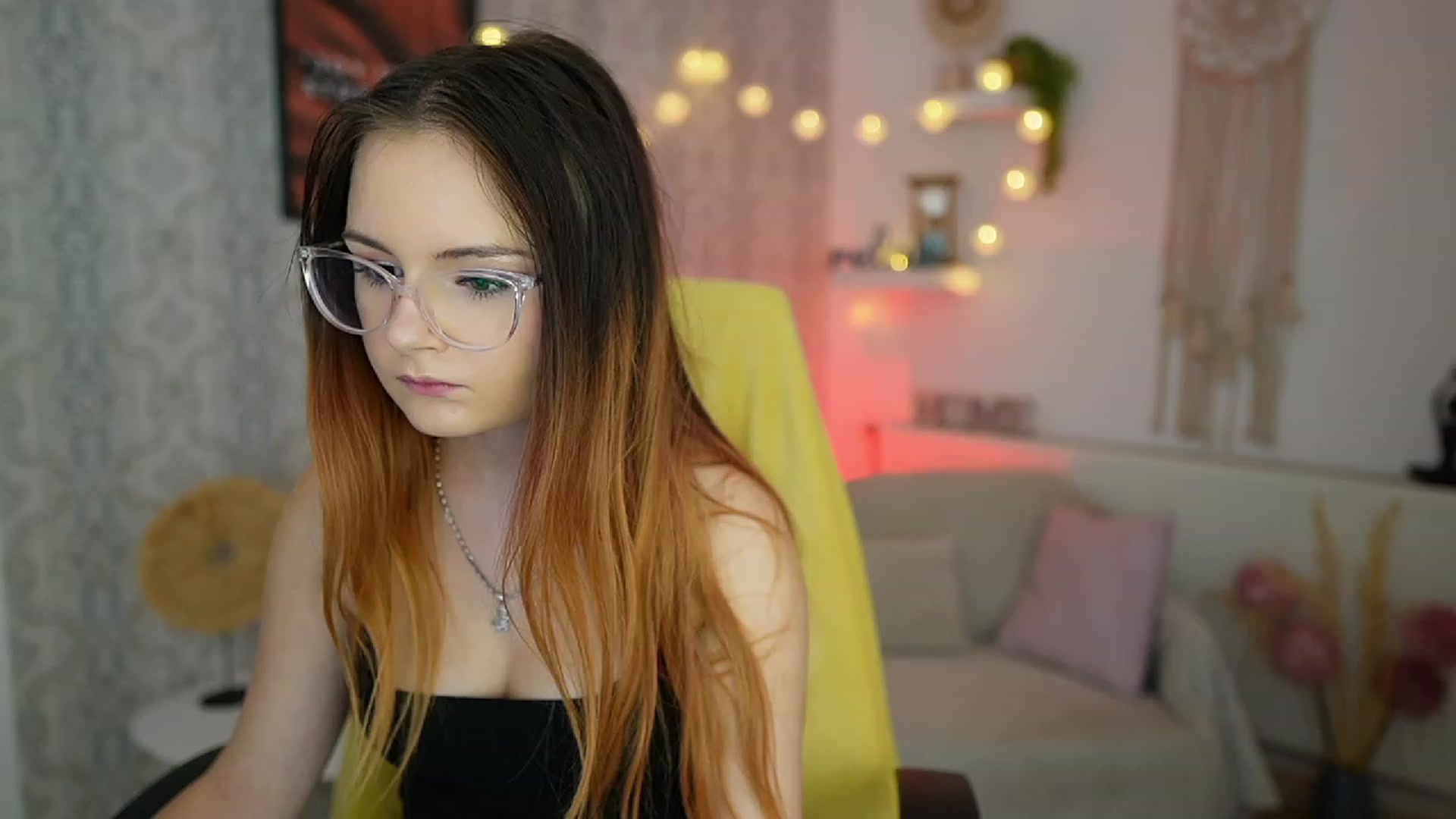Gallery image thumbnail from Hazel_Moore18's myfreecams stream on, 09/19/2023, 09:10 image 5 of 20