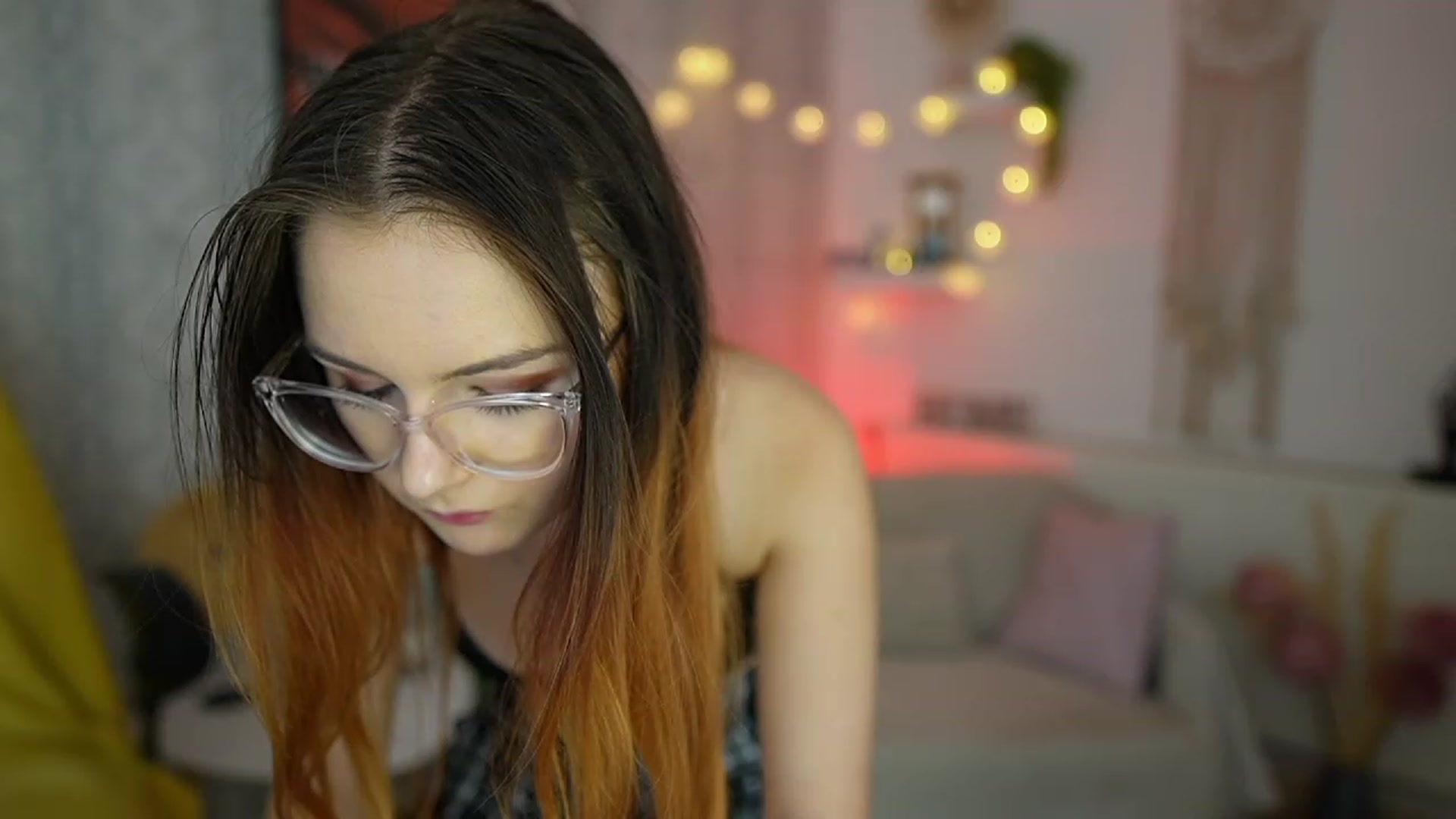 Gallery image thumbnail from Hazel_Moore18's myfreecams stream on, 09/19/2023, 09:10 image 12 of 20