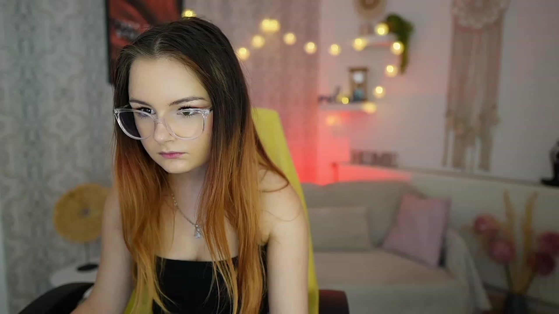 Gallery image thumbnail from Hazel_Moore18's myfreecams stream on, 09/19/2023, 09:10 image 16 of 20
