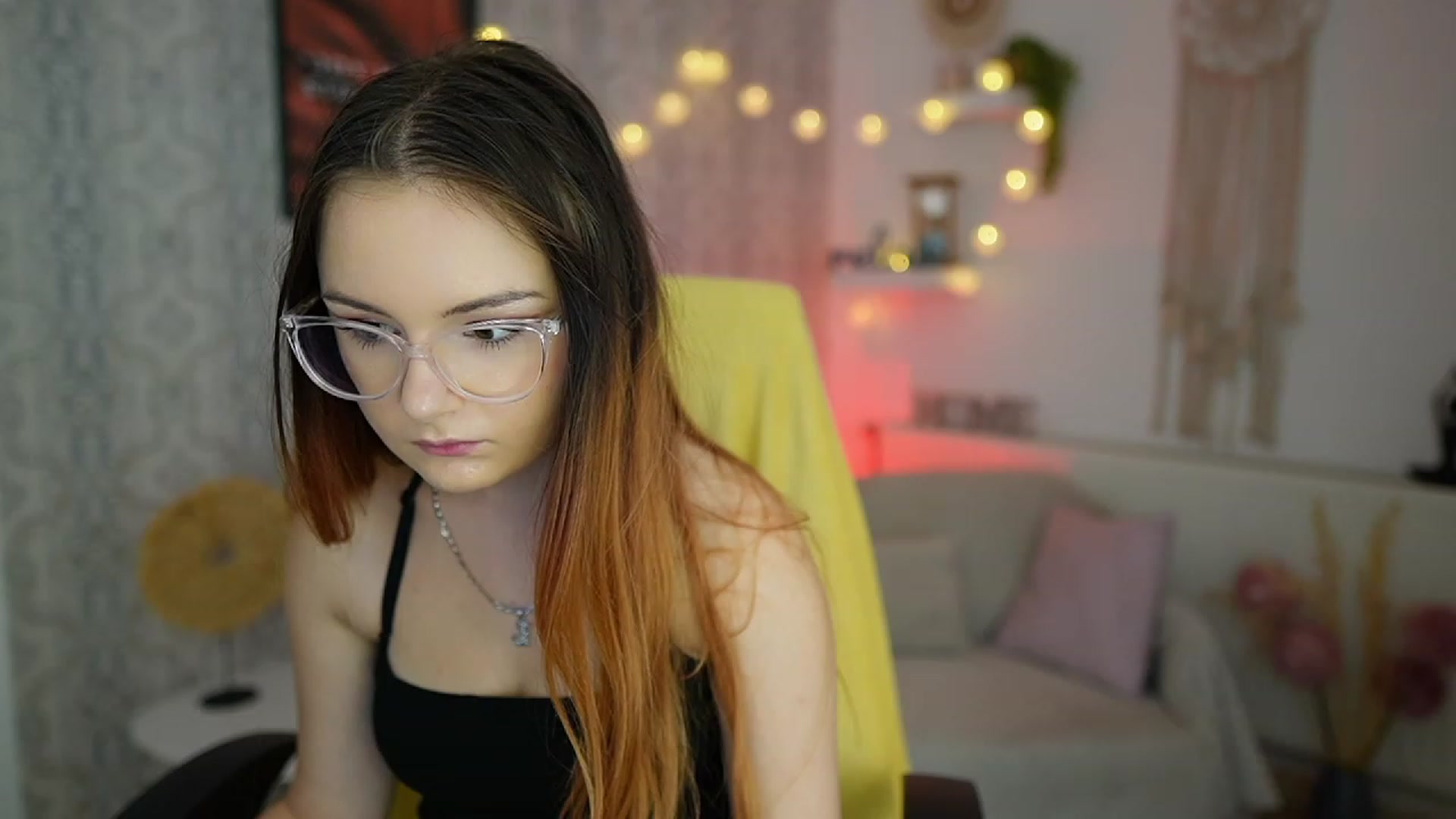 Gallery image thumbnail from Hazel_Moore18's myfreecams stream on, 09/19/2023, 09:54 image 10 of 20