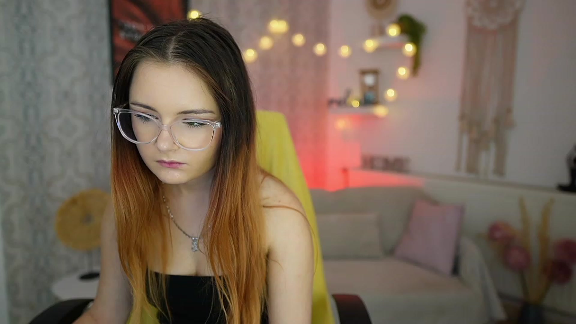 Gallery image thumbnail from Hazel_Moore18's myfreecams stream on, 09/19/2023, 09:54 image 1 of 20