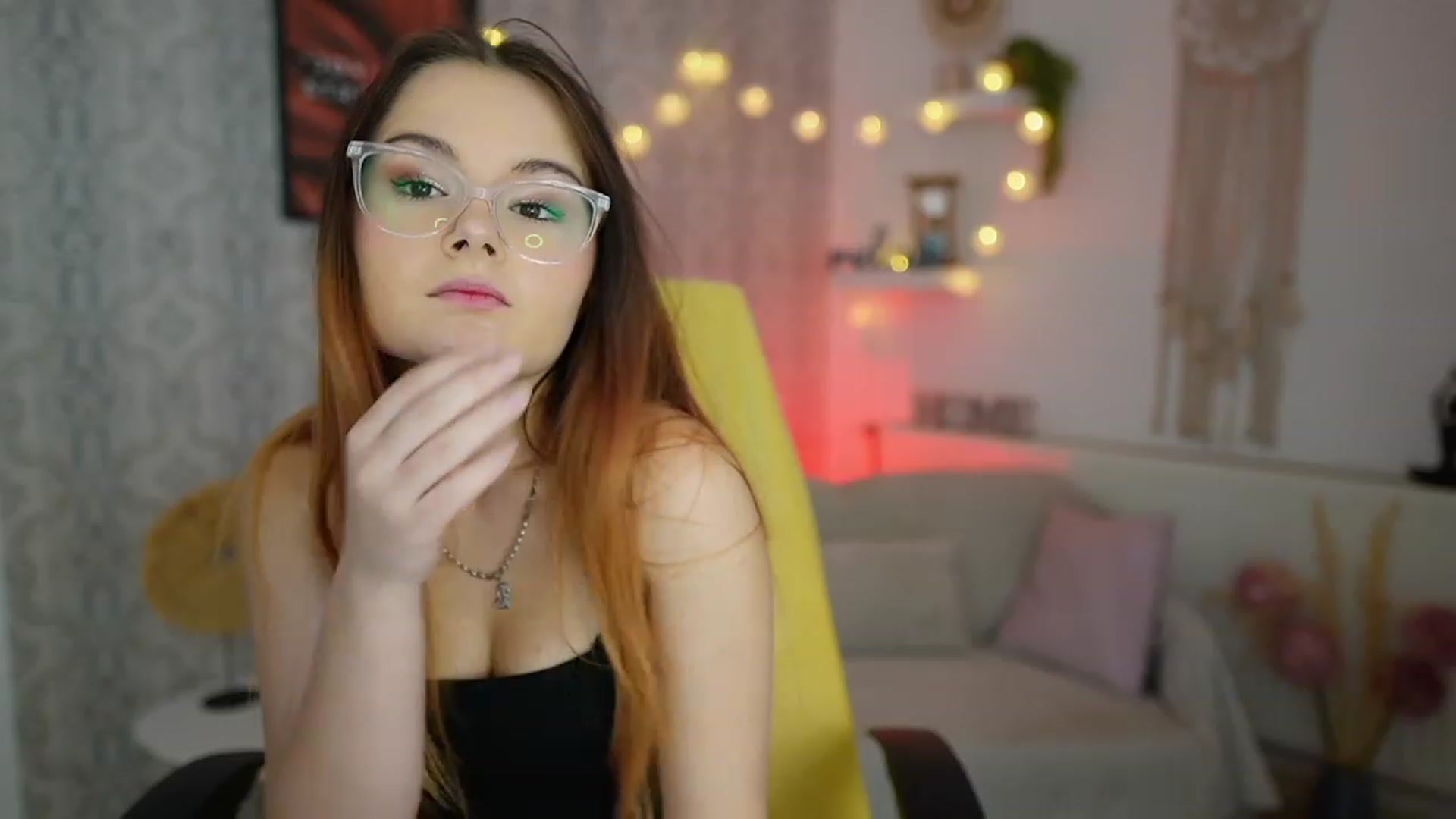 Gallery image thumbnail from Hazel_Moore18's myfreecams stream on, 09/19/2023, 09:54 image 17 of 20