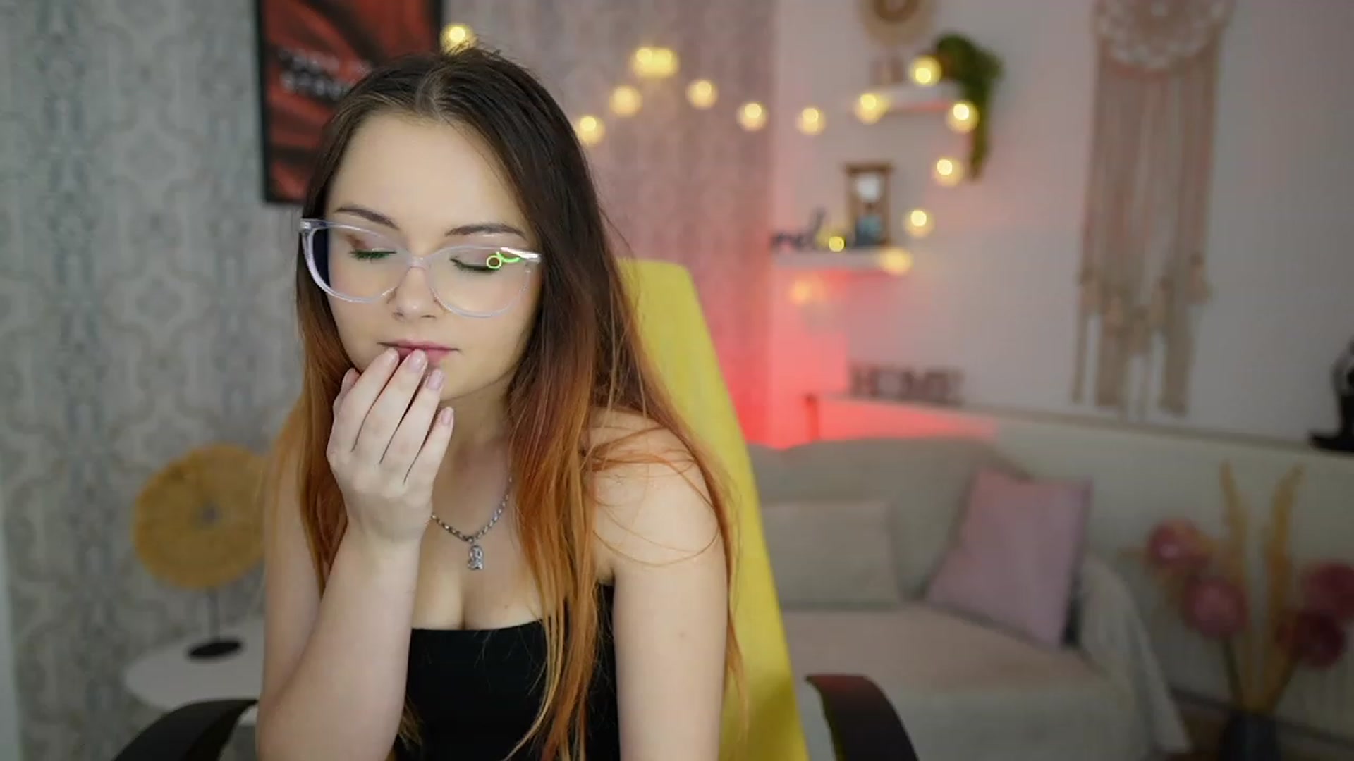 Gallery image thumbnail from Hazel_Moore18's myfreecams stream on, 09/19/2023, 09:54 image 18 of 20