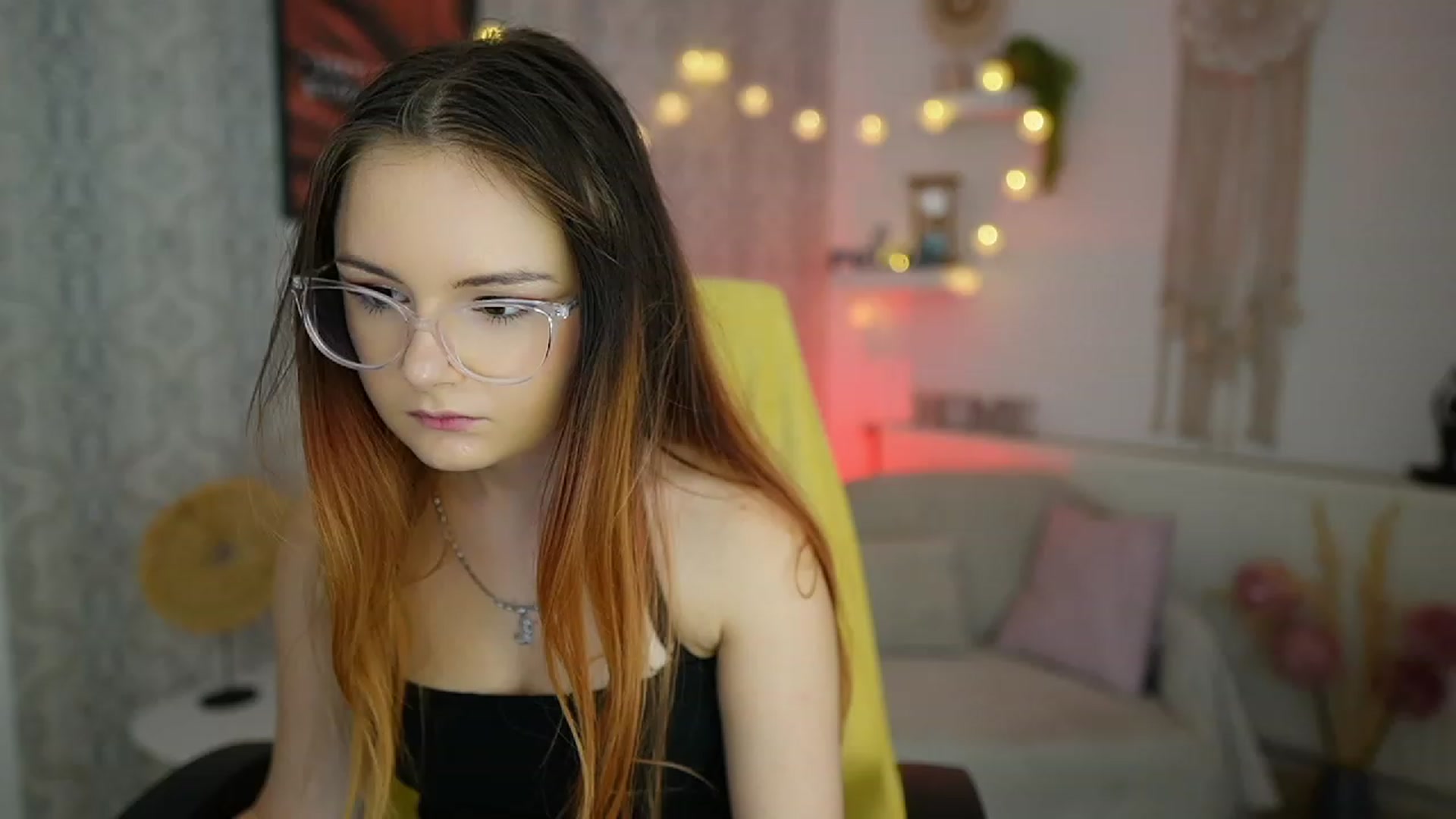 Gallery image thumbnail from Hazel_Moore18's myfreecams stream on, 09/19/2023, 09:54 image 7 of 20