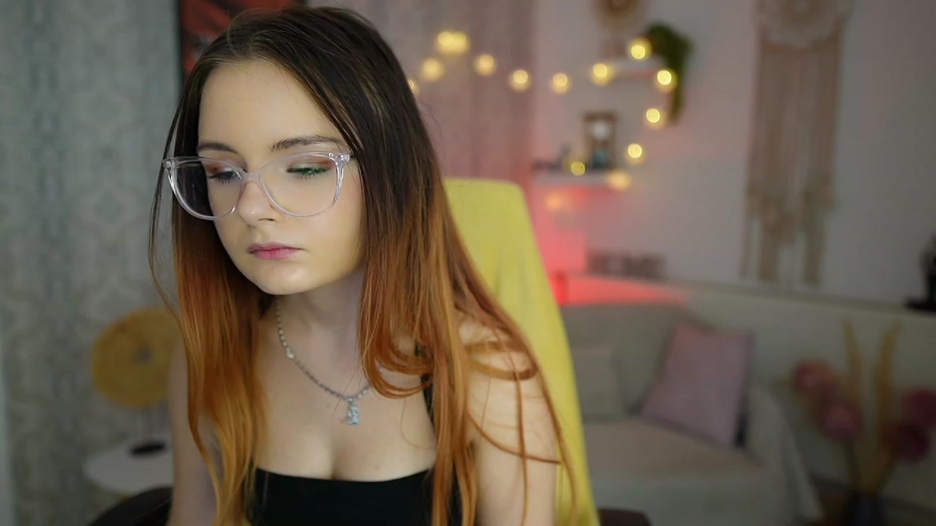 Gallery image thumbnail from Hazel_Moore18's myfreecams stream on, 09/19/2023, 10:43 image 5 of 20