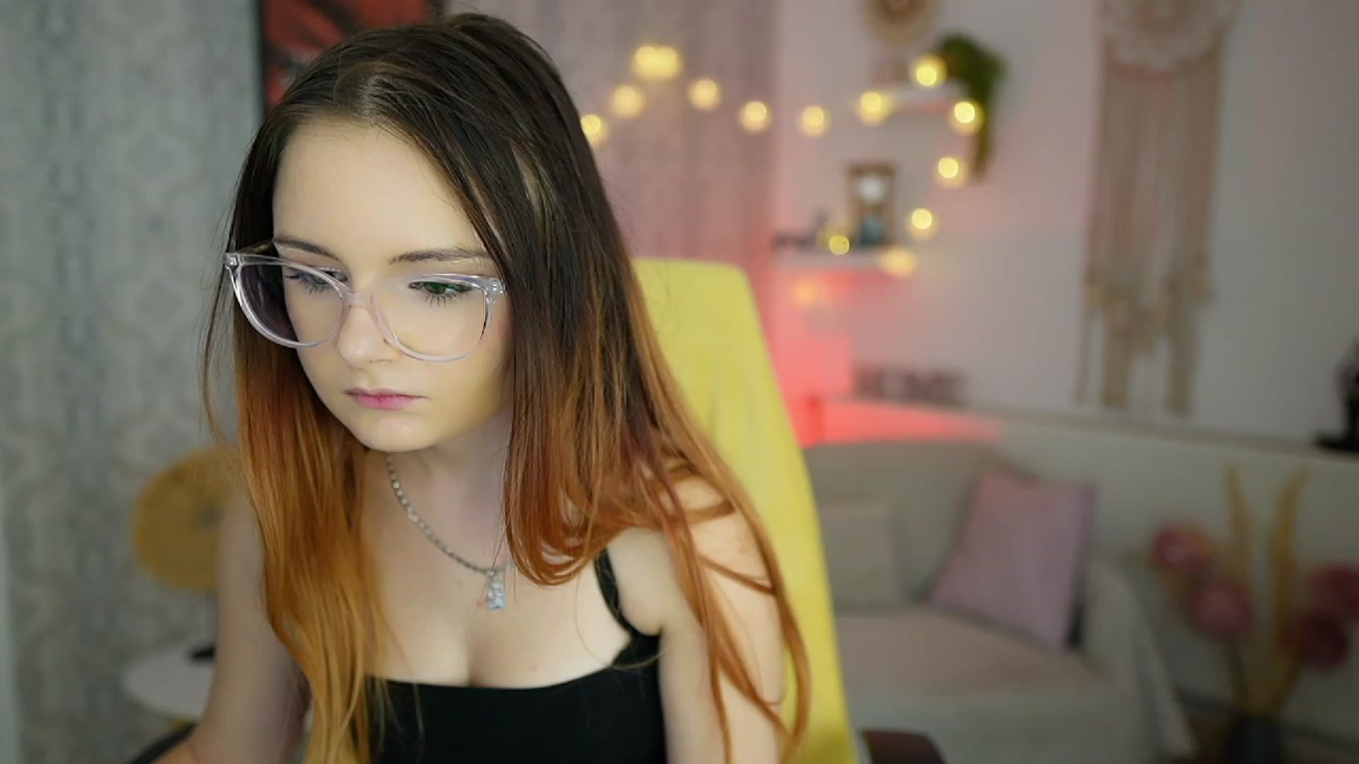 Gallery image thumbnail from Hazel_Moore18's myfreecams stream on, 09/19/2023, 10:43 image 3 of 20