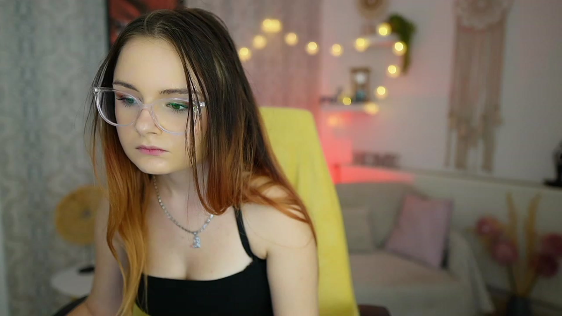 Gallery image thumbnail from Hazel_Moore18's myfreecams stream on, 09/19/2023, 10:43 image 1 of 20