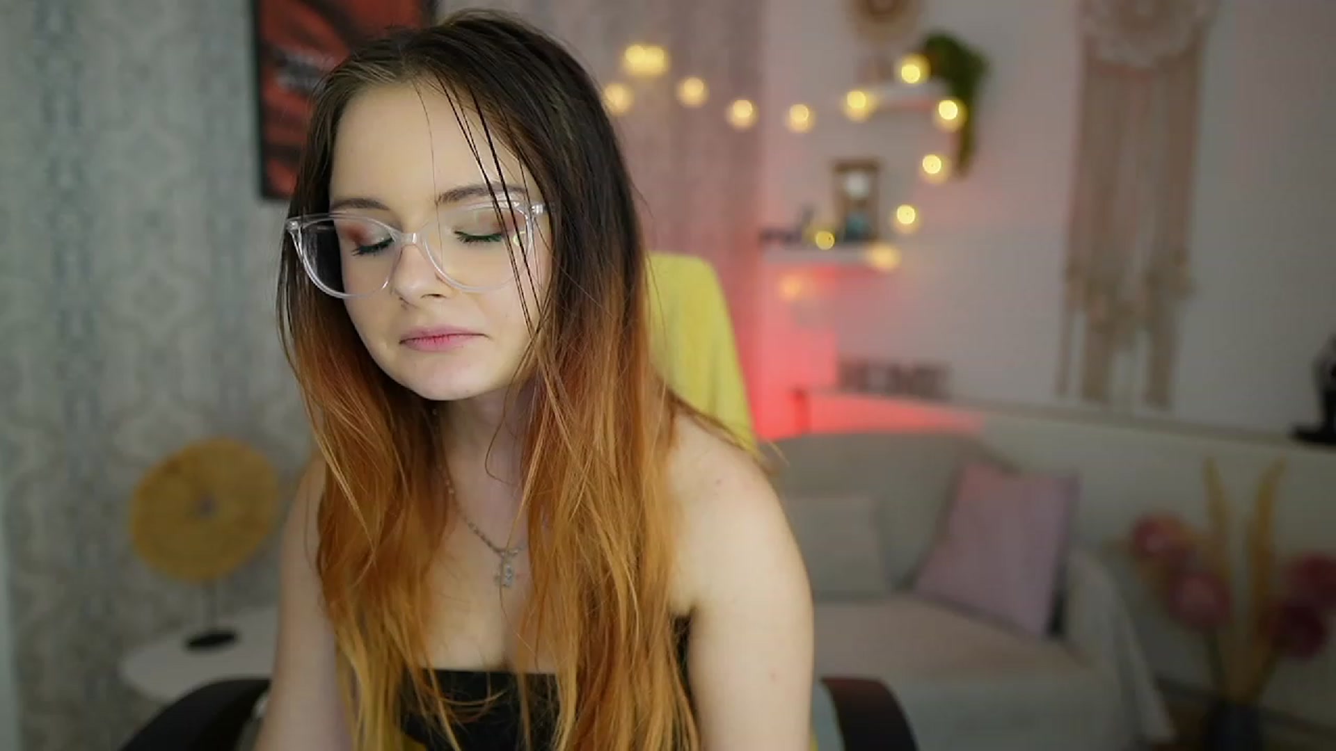 Gallery image thumbnail from Hazel_Moore18's myfreecams stream on, 09/19/2023, 12:15 image 8 of 20