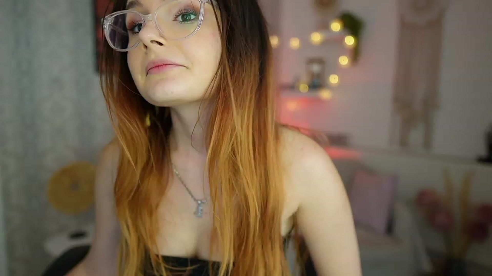 Gallery image thumbnail from Hazel_Moore18's myfreecams stream on, 09/19/2023, 12:15 image 9 of 20