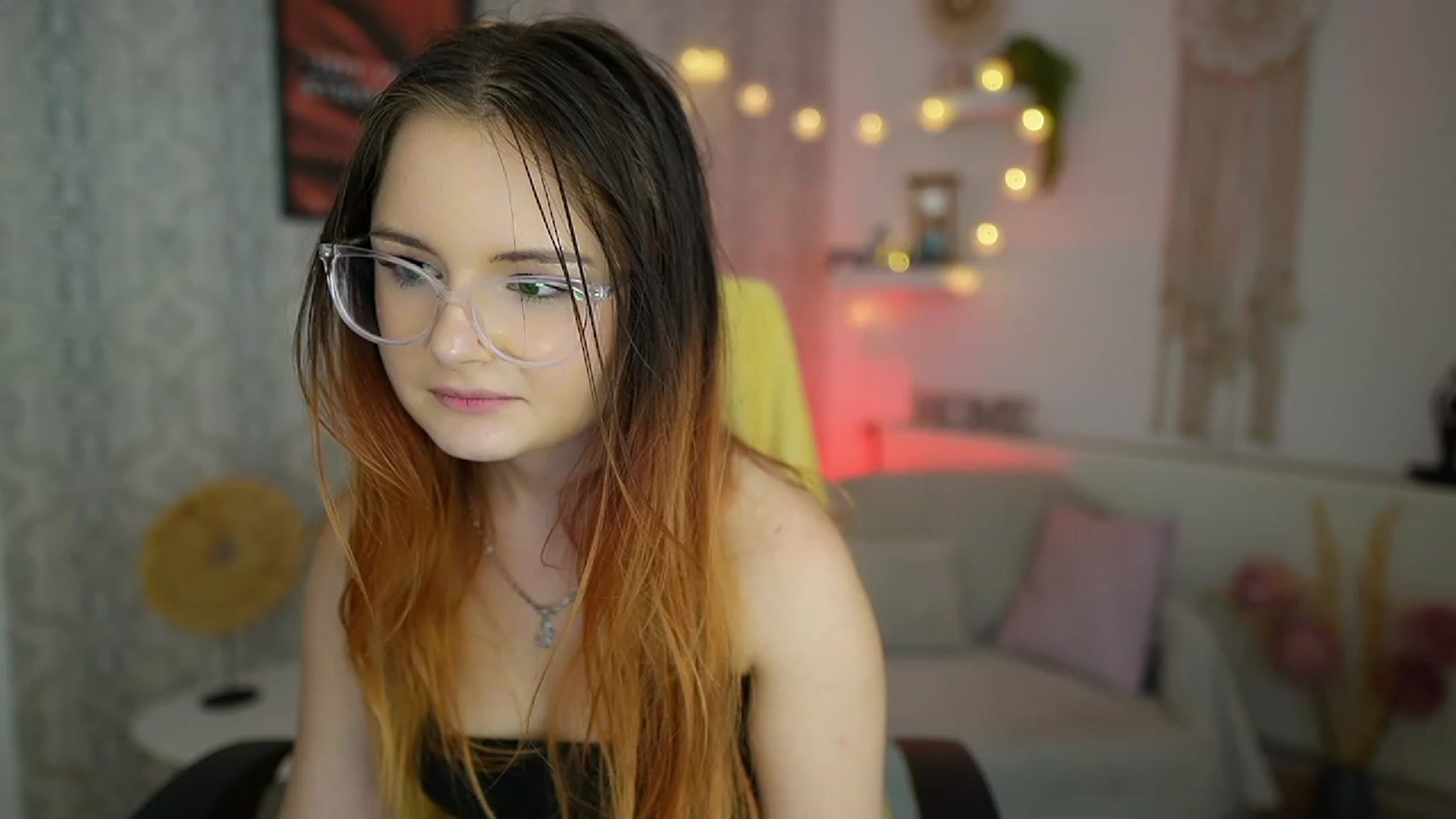 Gallery image thumbnail from Hazel_Moore18's myfreecams stream on, 09/19/2023, 12:15 image 7 of 20
