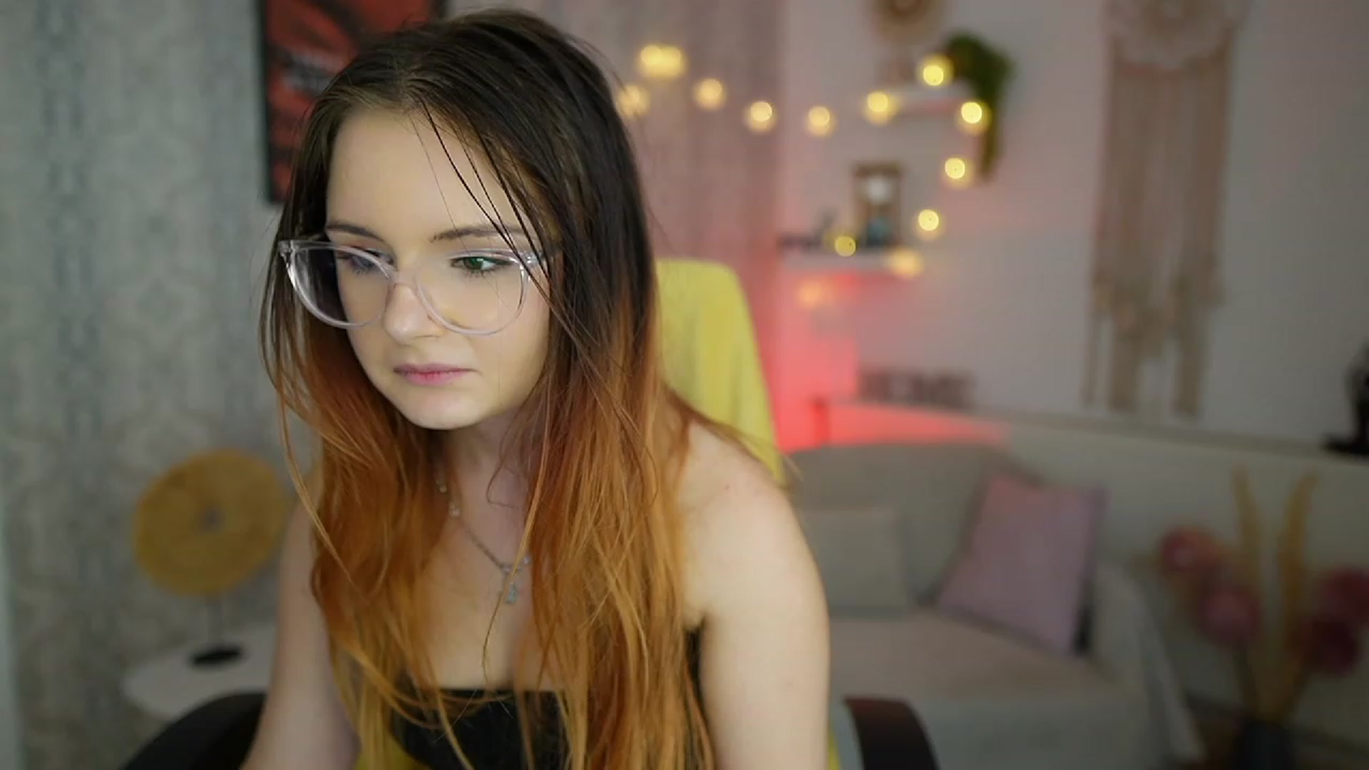 Gallery image thumbnail from Hazel_Moore18's myfreecams stream on, 09/19/2023, 12:15 image 1 of 20