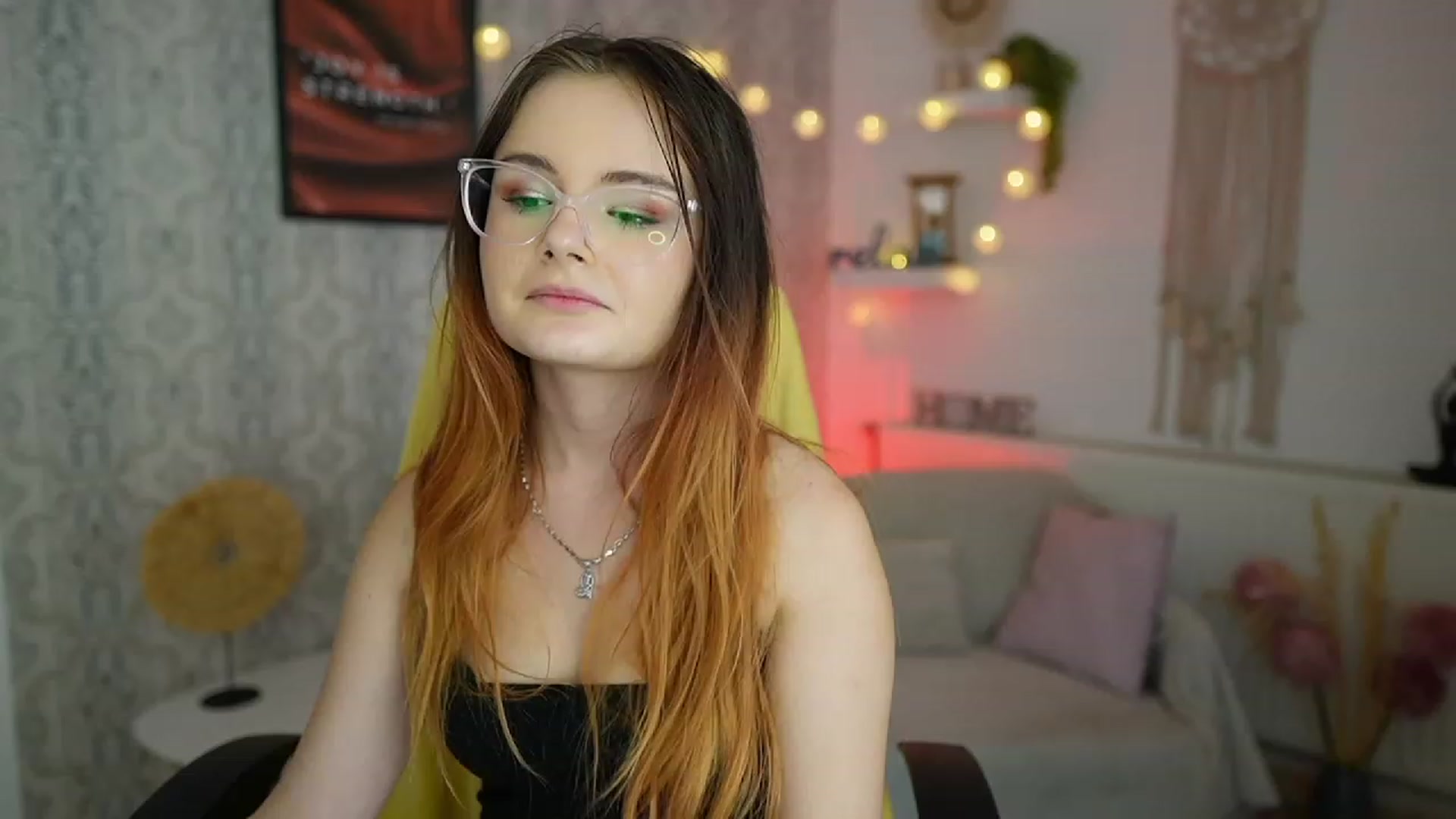 Gallery image thumbnail from Hazel_Moore18's myfreecams stream on, 09/19/2023, 12:15 image 3 of 20
