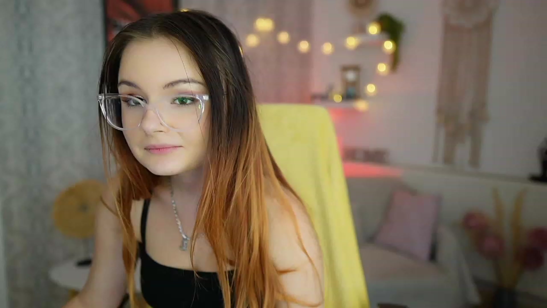 Gallery image thumbnail from Hazel_Moore18's myfreecams stream on, 09/19/2023, 12:54 image 3 of 20