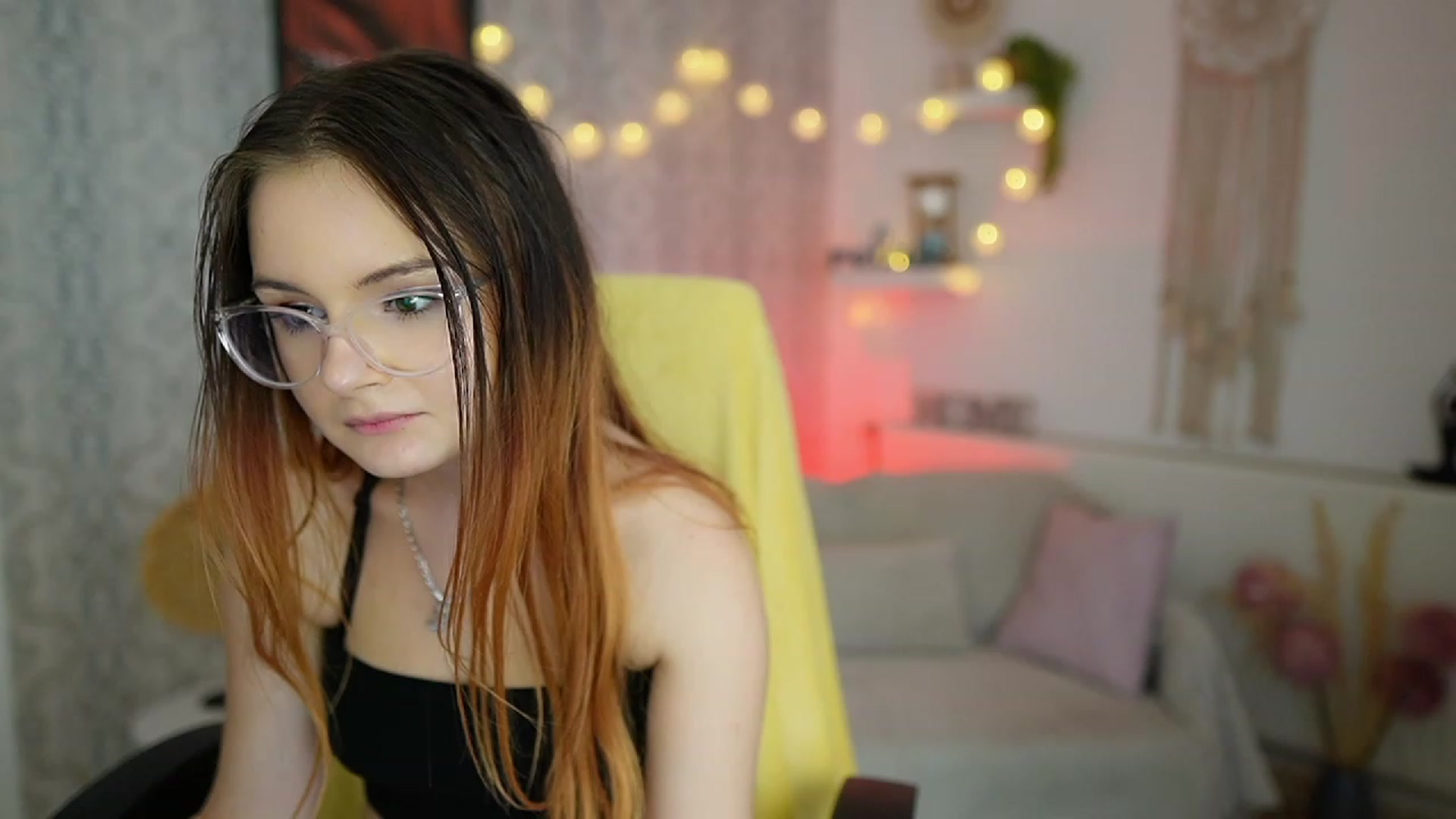 Gallery image thumbnail from Hazel_Moore18's myfreecams stream on, 09/19/2023, 12:54 image 14 of 20