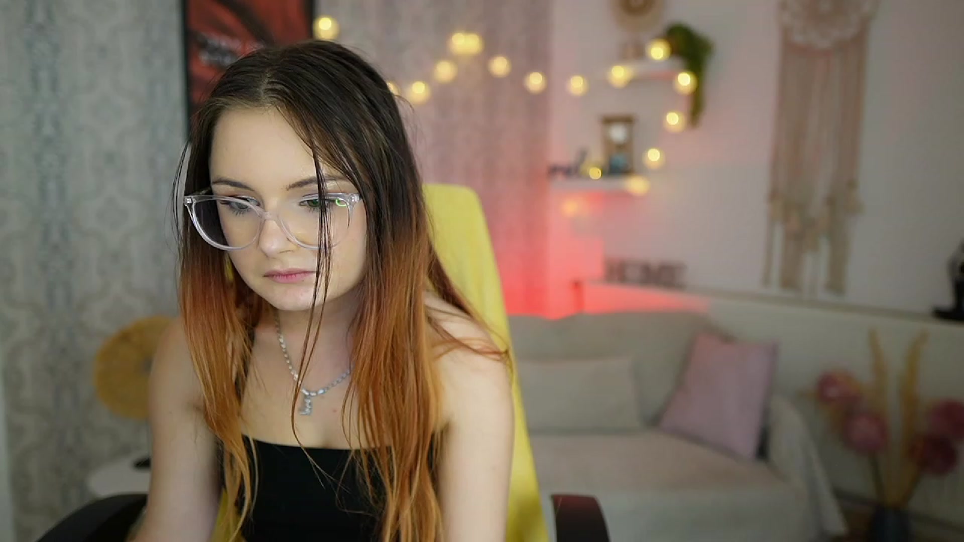 Gallery image thumbnail from Hazel_Moore18's myfreecams stream on, 09/19/2023, 12:54 image 18 of 20
