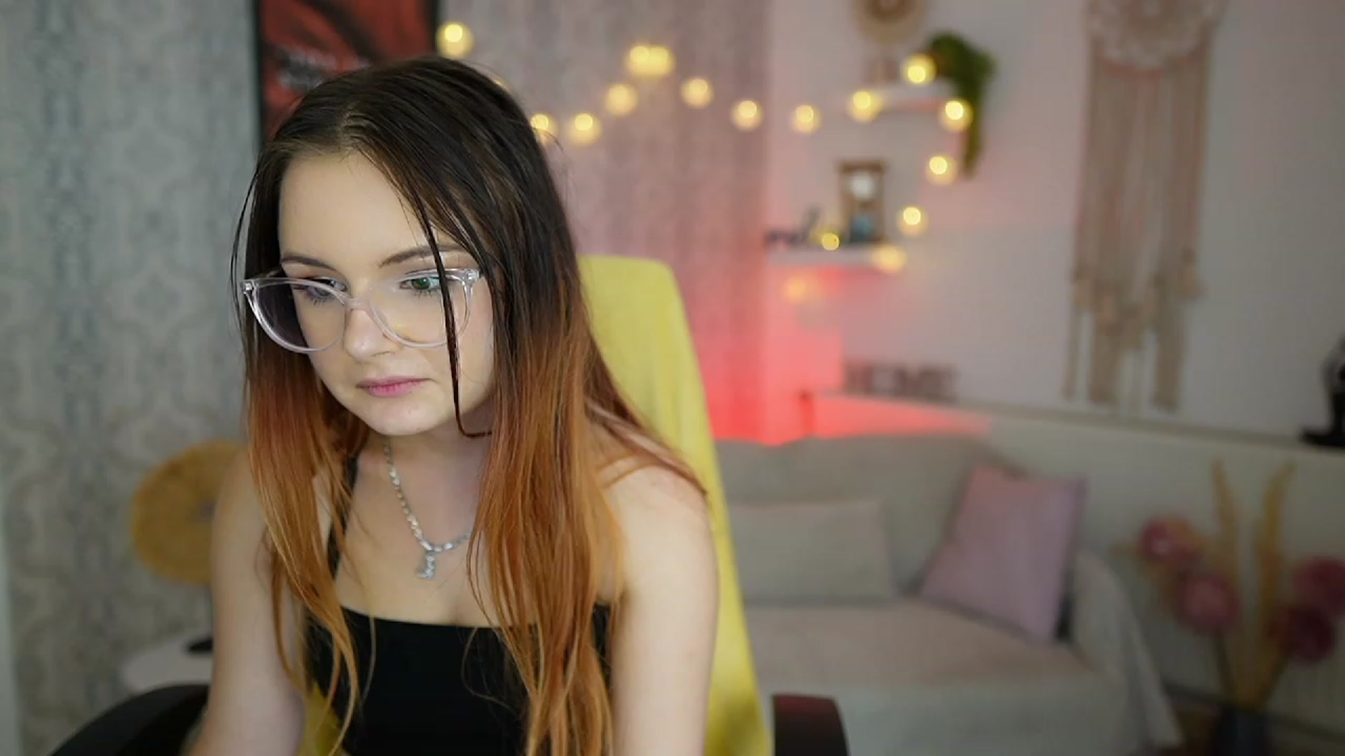 Gallery image thumbnail from Hazel_Moore18's myfreecams stream on, 09/19/2023, 12:54 image 17 of 20