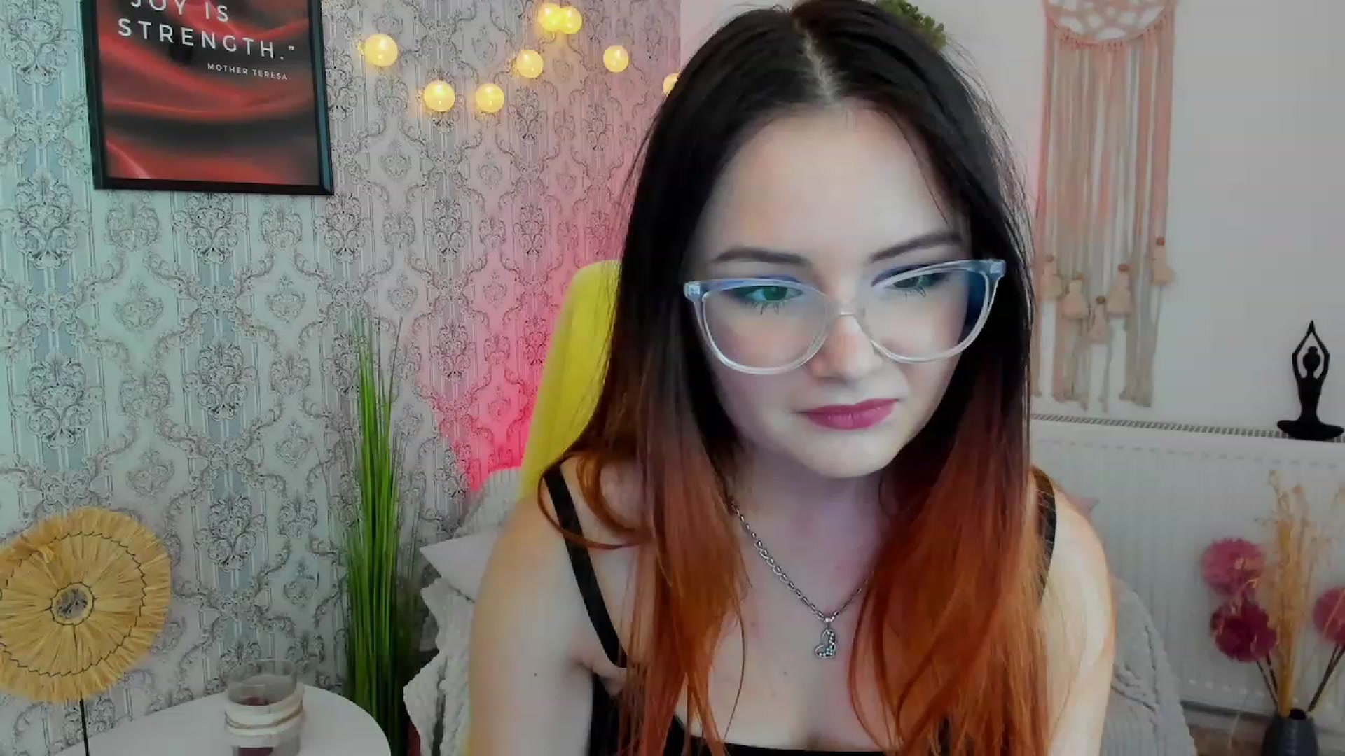 Gallery image thumbnail from Hazel_Moore18's myfreecams stream on, 09/28/2023, 10:10 image 10 of 20