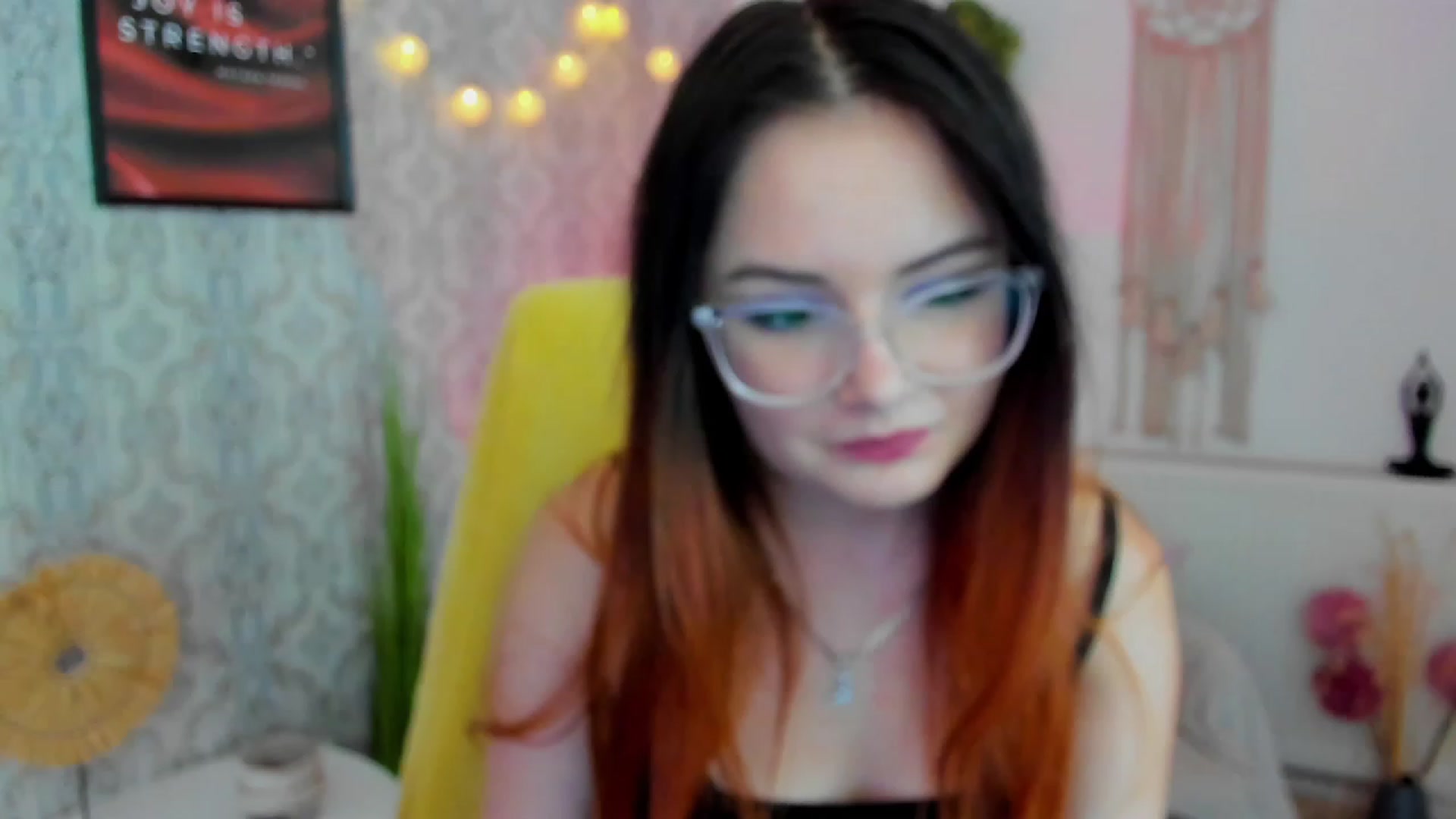 Gallery image thumbnail from Hazel_Moore18's myfreecams stream on, 09/28/2023, 10:10 image 13 of 20