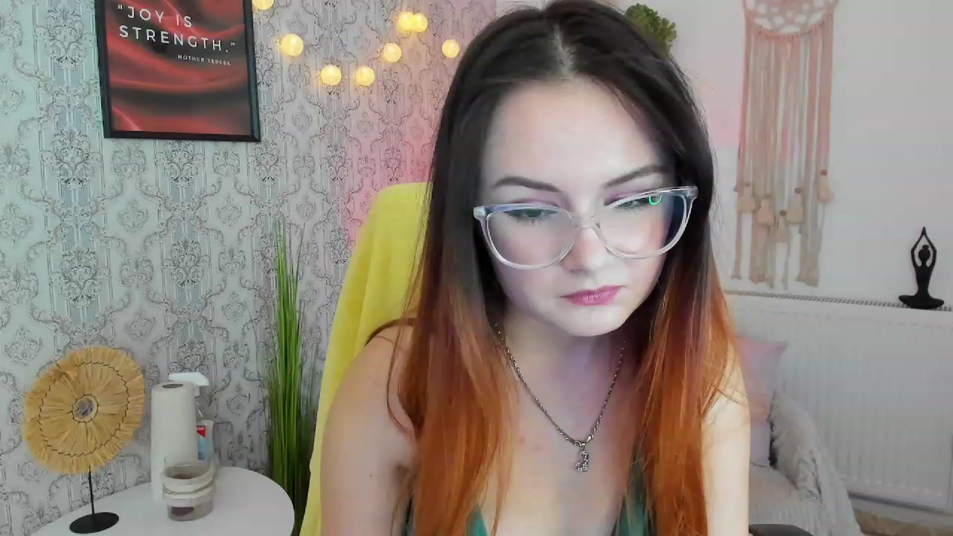 Gallery image thumbnail from Hazel_Moore18's myfreecams stream on, 10/02/2023, 12:00 image 7 of 20