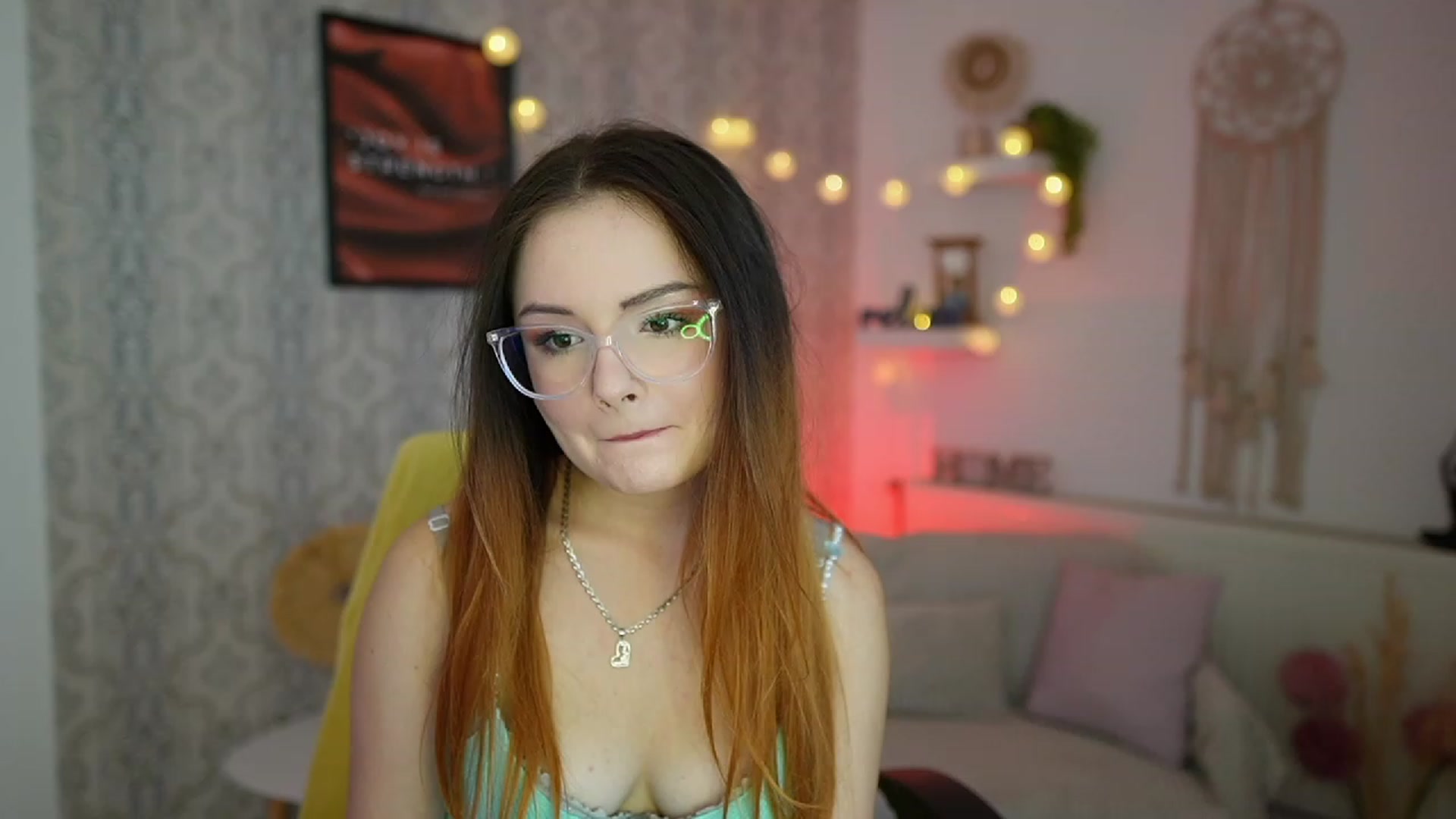 Gallery image thumbnail from Hazel_Moore18's myfreecams stream on, 10/16/2023, 10:38 image 14 of 20