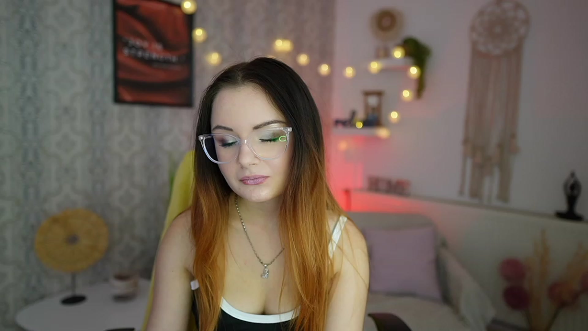 Gallery image thumbnail from Hazel_Moore18's myfreecams stream on, 10/19/2023, 10:01 image 2 of 20