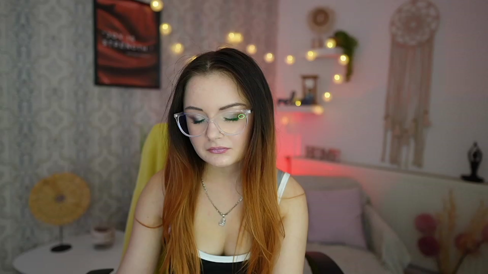 Gallery image thumbnail from Hazel_Moore18's myfreecams stream on, 10/19/2023, 10:01 image 18 of 20