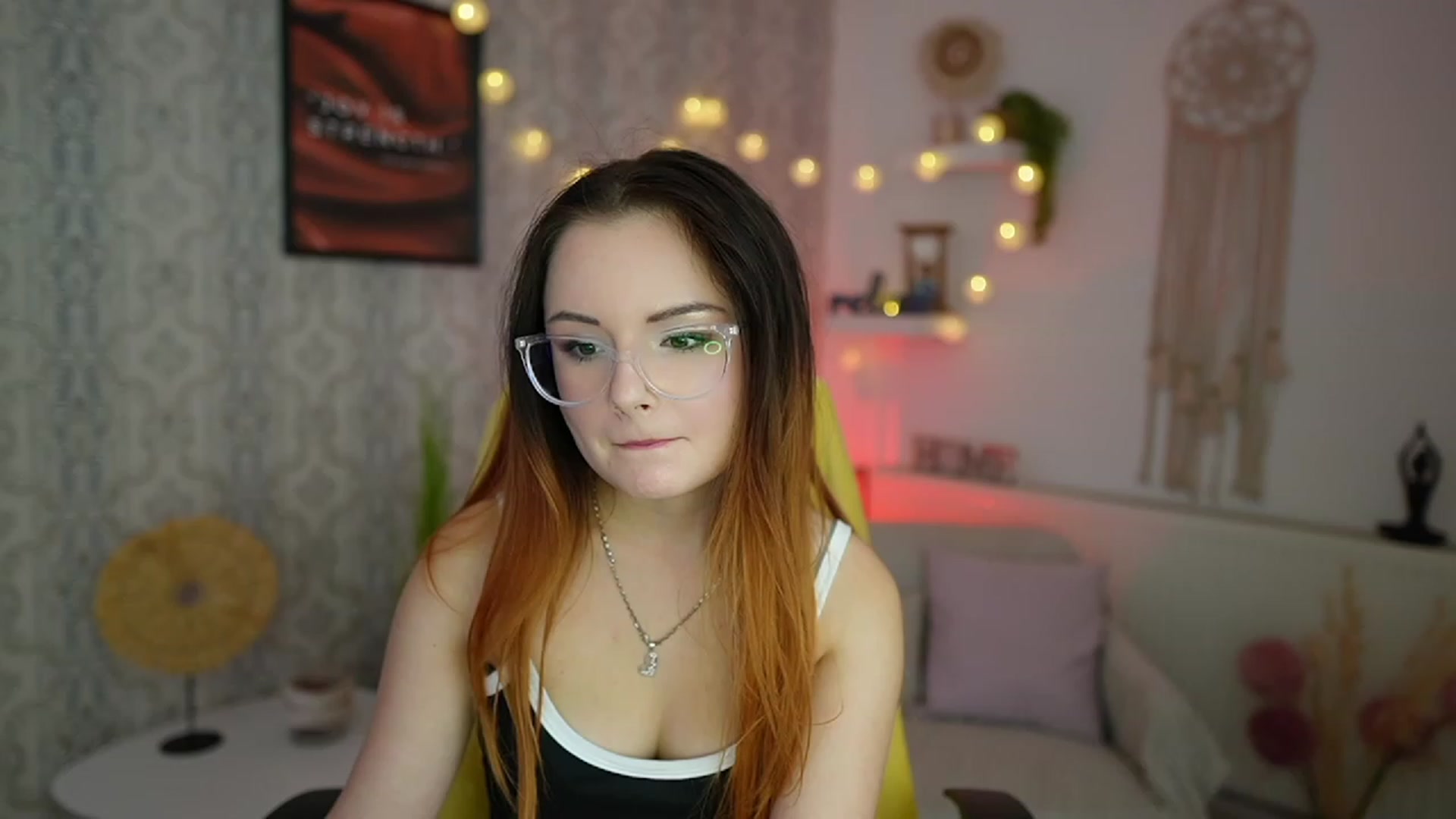 Gallery image thumbnail from Hazel_Moore18's myfreecams stream on, 10/19/2023, 12:29 image 14 of 20