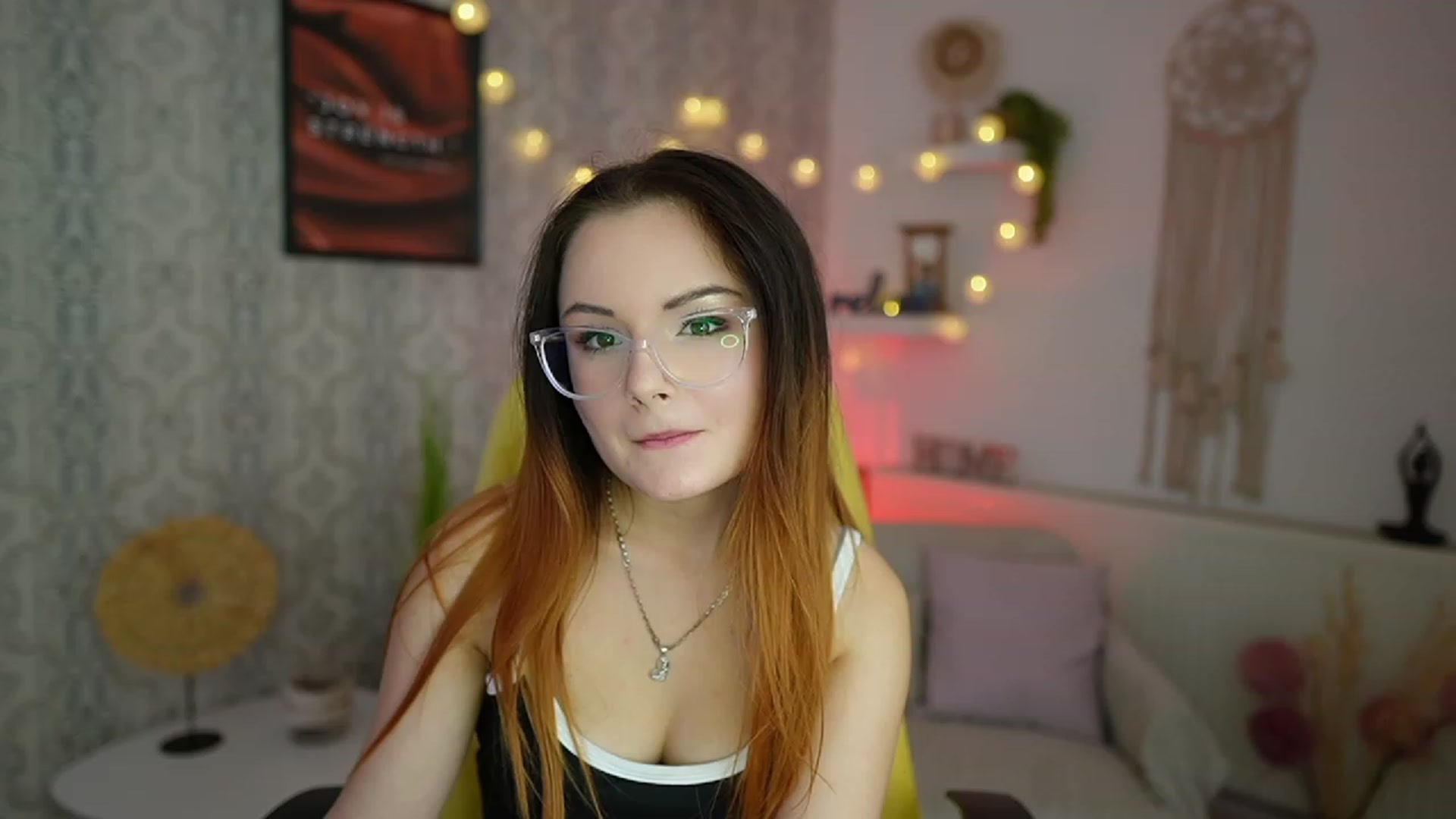 Gallery image thumbnail from Hazel_Moore18's myfreecams stream on, 10/19/2023, 12:29 image 15 of 20