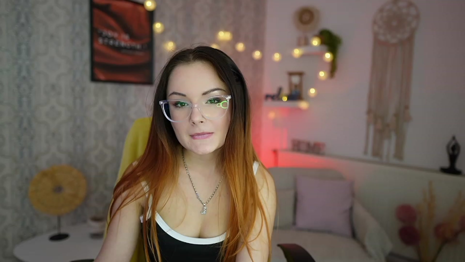 Gallery image thumbnail from Hazel_Moore18's myfreecams stream on, 10/19/2023, 12:29 image 7 of 20