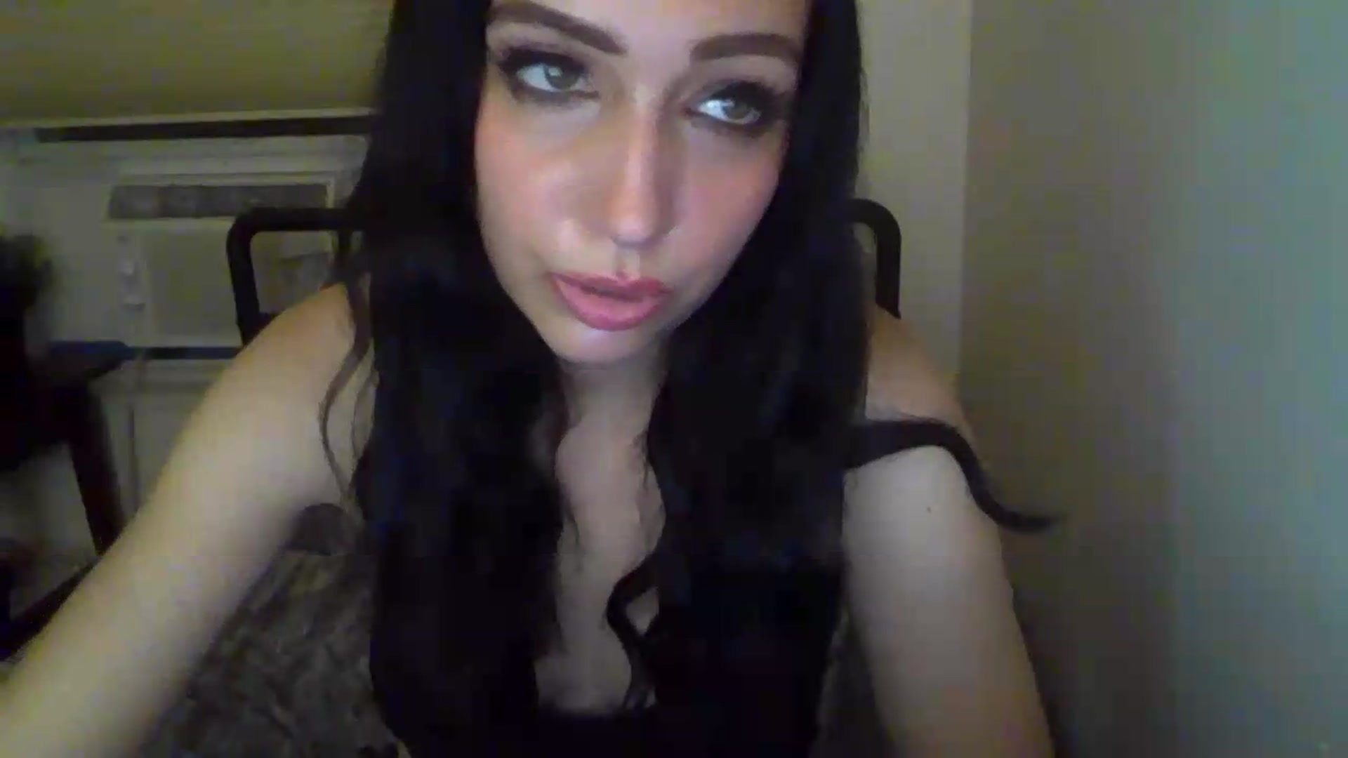 Gallery image thumbnail from Heartlooks's myfreecams stream on, 09/21/2026, 03:23 image 9 of 20