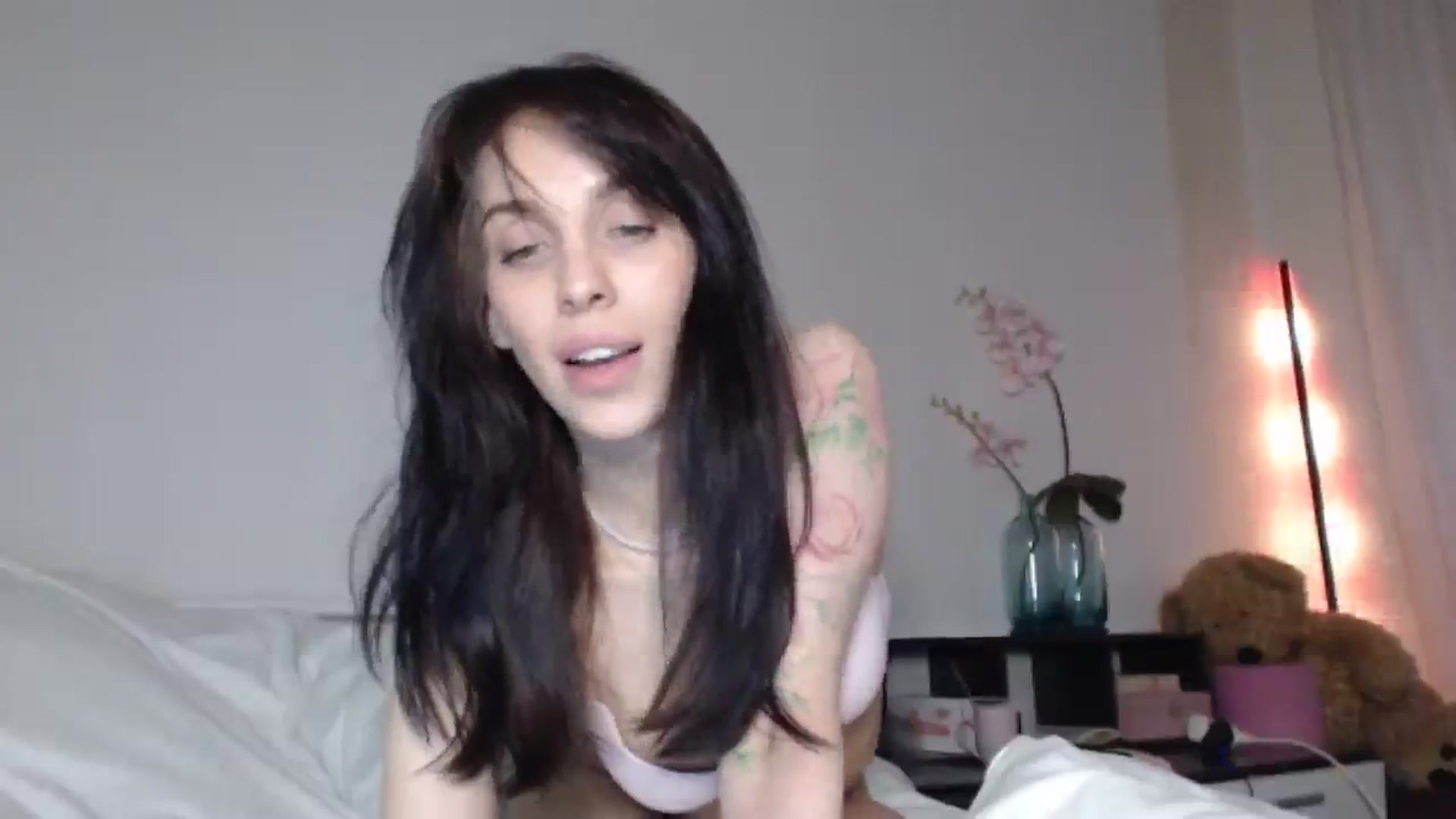 Gallery image thumbnail from HeartsQueen's myfreecams stream on, 04/14/2025, 09:43 image 16 of 20