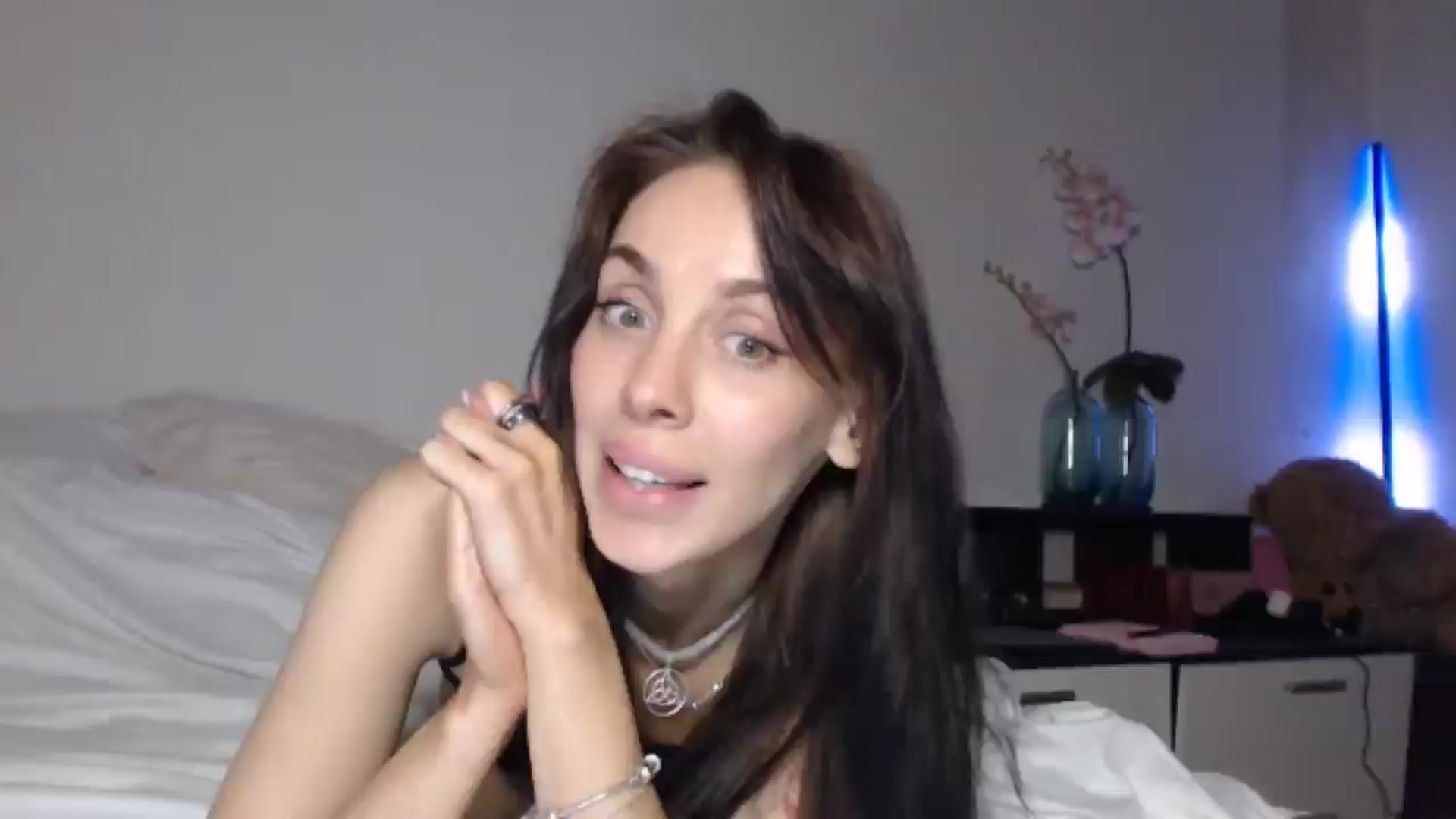 Gallery image thumbnail from HeartsQueen's myfreecams stream on, 04/22/2025, 09:36 image 15 of 20
